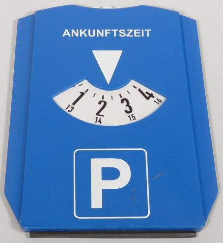 Es handelt sich um eine handelsübliche Parkscheibe aus Kunststoff mit den Abmessungen von etwa 155 x 120 x 7 mm (L x H x B), die mit den zum Anzeigen des Parkbeginns (= Ankunftszeit) erforderlichen Aufdrucken versehen ist. Die Parkscheibe weist daneben zwei Eisbrecherkanten (linke und rechte Außenkante) und eine flexible Abziehlippe aus Kunststoff (untere Außenkante) auf. Der Hauptzweck des Erzeugnisses wird durch die Aufdrucke, die es trägt, bestimmt.

Abbildung siehe Anlage.

Derartige Waren gehören als "andere Drucke" zum TARIC-Code 4911 9900 00.