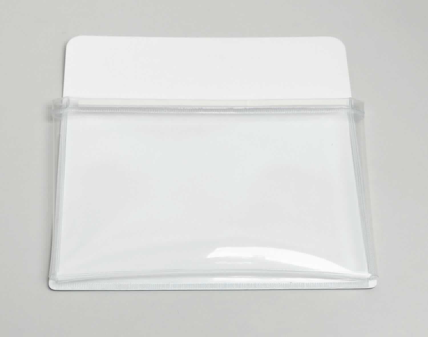 Aufbewahrungstasche, magnetisch (Abbildung siehe Anlage),
- aus einer annähernd rechteckigen Dauermagnetfolie aus agglomeriertem Ferrit
  mit darauf angebrachter Tasche aus einer Kunststofffolie, 
- zur Aufbewahrung von Gegenständen nach der Befestigung der Tasche auf einem
  magnethaftenden Untergrund (z.B. Whiteboard).
Der Dauermagnet bestimmt den Charakter des Ganzen.

"Dauermagnet aus agglomeriertem Ferrit (zusammengesetzte Ware aus 
 charakterbestimmendem Dauermagneten und Kunststofffolie) - Aufbewahrungstasche"
