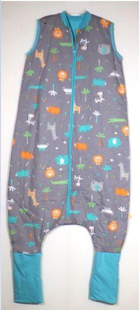 Overalls, sog. Schlafsäcke für Babys, mit Fuß, mit und ohne Ärmel, in den Größen 90 cm, 100 cm,
110 cm, 120 cm und 130 cm, Foto siehe Anlage,
- laut Antrag in verschiedenen Größen (die o. a. Größen beziehen sich auf die Länge der Kleidung),
  Ausführungen (mit bzw. ohne Ärmel), Farben und Designs, veranschaulicht durch ein Warenmuster
  in Größe/Länge 110 cm ohne Ärmel,
- mit einem Papiereinleger in einem Polybeutel verpackt,
- aus ca. 0,5 mm dicken, bedruckten Gewirken aus laut Antrag 100 % Baumwolle, mit Hosenbeinen
  aus einfarbigen, gerippt gewirkten Gewirken aus laut Antrag 97 % Baumwolle und 3 % Elasthan
  (synthetische Chemiefasern),
- durchgehend gefüttert, mit Ausnahme der Hosenbeine wattiert, abgesteppt gefüttert,
- einteilig; den ganzen Körper mit Ausnahme des Kopfes, der Arme und der Füße bedeckend,
- mit einem V-förmigen Halsausschnitt, hinten mit schmalem Stehkragen,
- vorn mit einer bis zum Schritt reichenden Öffnung mit Reißverschluss, am oberen Rand mit einer
  kurzen Überlappung von links über rechts,
- ärmellos, an den Armausschnitten jeweils mit einer Randeinfassung aus einfarbigen Gewirken versehen
  und mit einem Druckknopf zur Weitenanpassung ausgestattet,
- mit tiefem Schritt,
- mit knöchellangen Hosenbeinen, die teilweise umgeklappt werden können und dann die Füße be-
  decken, rutschhemmend mit Noppen versehen,
- dient als Kleidung für Kinder, somit keine Ware der Position 9404,
- kein einteiliger Schlafanzug, da das Kleidungsstück nach seinen objektiven Merkmalen (insbesondere
  nach Schnitt, Material und Gesamteindruck) unterschiedslos im Bett oder an anderen Orten getragen
  werden kann und daher nicht dazu bestimmt ist, ausschließlich oder im Wesentlichen als Nachtkleidung
  getragen zu werden; somit keine Ware der Position 6107,
- ist nicht für Kleinkinder mit einer Körpergröße von bis zu 86 cm bestimmt.

"Kleidung, andere als in den Positionen 6101 bis 6113 genannte, aus Gewirken, aus Baumwolle"