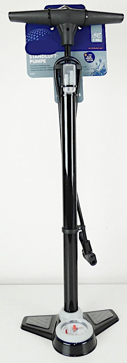 Standluftpumpe Art. 49345 (Abbildung siehe Anlage),
- aus einem Pumpenzylinder aus Stahl mit einer im Zylinder  
  geführten Kolbenstange mit Kolben und Handgriff, Fuß mit Fußstütze,
  einem mit Anschlussstück versehenen Luftförderschlauch und einem  
  Druckmanometer bis 12 bar,
- zum Aufpumpen von Auto- und Fahrradreifen, Bällen, Luftmatratzen und weiteren Aufblasartikeln
   - kennzeichnende Haupttätigkeit - und Messen des erreichten Luftdrucks,
- zusammen mit Beipack (zwei Zusatzadaptern) in einer gemeinsamen Verkaufsumschließung.
Die Standluftpumpe bestimmt den Charakter des Ganzen.

"Handbetriebene Luftpumpe, keine Handpumpe für Fahrräder (Kombination aus Luftpumpe - kennzeichnende Haupttätigkeit - und Druckmanometer), in Warenzusammenstellung in Aufmachung für den Einzelverkauf mit nicht charakterbestimmendem Beipack"