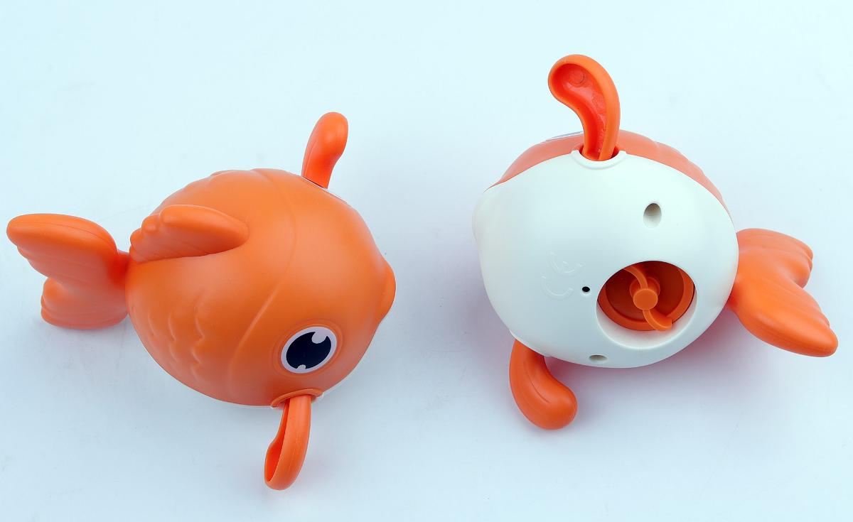 Spielzeugtiere
- einen Goldfisch, ein Krokodil und eine Schildkröte darstellend
- aus Kunststoff gefertigt, nicht gefüllt
- maximal ca. 10﻿,﻿5 cm groß
- im Inneren mit einer Aufziehfeder versehen und an der Unterseite mit einem
  drehbaren Aufziehrad ausgestattet; nach dem Aufziehen des Mechanismus 
  bewegen sich jeweils die Flossen bzw. Gliedmaßen der Spieltiere
- dienen der spielerischen Unterhaltung von Kindern und Erwachsenen
- mit einem Hangtag versehen.

Die Waren werden zolltarifrechtlich als "Spielzeug, Tiere darstellend, nicht gefüllt, nicht handgearbeitet aus Holz" eingereiht.