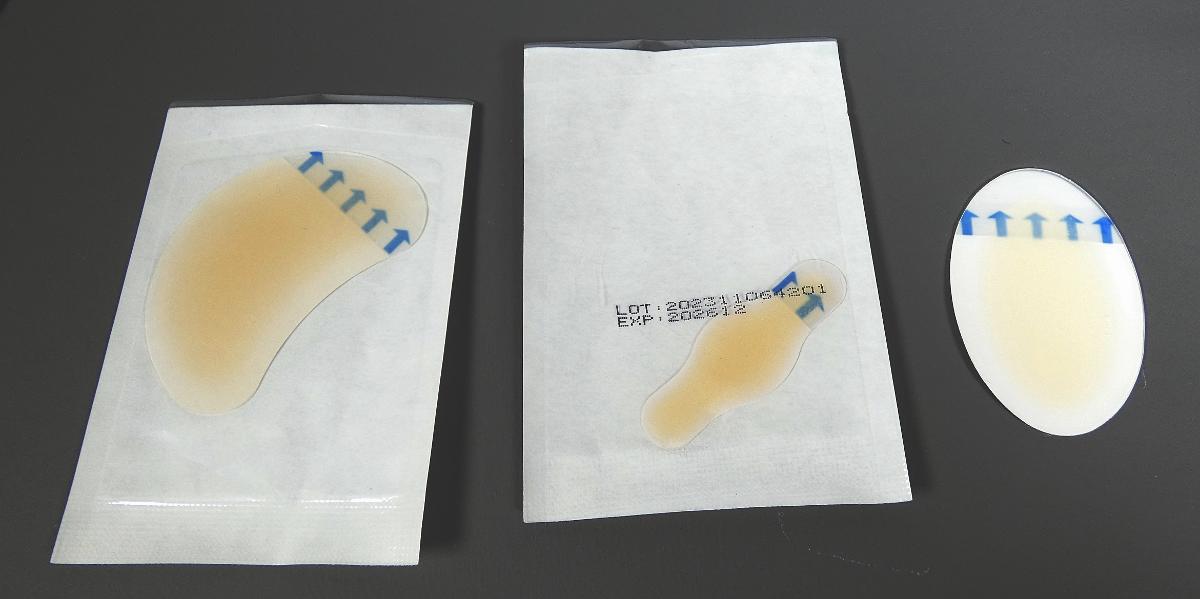 Heftpflaster, Hydrokolloid-Blasenpflaster

Bei der vorgelegten Ware handelt es sich um in runden Formen unterschiedlich zugeschnittene Heftpflaster mit einer Hydrokolloidschicht. Die Pflaster sollen Schmerzen lindern, Blasen polstern und die Wundheilung fördern. Sie absorbieren Wundflüssigkeit und schützen die Wunde vor Schmutz, Wasser und Bakterien und bieten eine wasserdichte Barriere, die die Heilung in einem feuchten Milieu unterstützt. Die Pflaster sind zu je zwei Stück in drei unterschiedlichen Formen in einer Pappschachtel für den Einzelverkauf zu medizinischen Zwecken aufgemacht.

Die Ware ist als Heftpflaster in Aufmachung für den Einzelverkauf zu medizinischen Zwecken in die Position 3005 der Kombinierten Nomenklatur einzureihen.