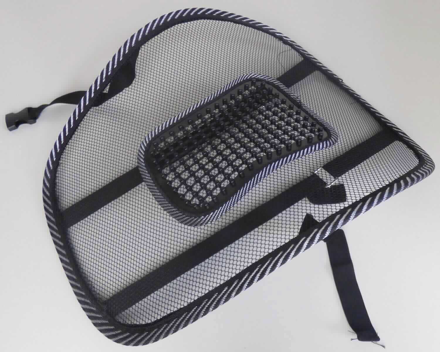Rückenstütze, sog. Lordosenstütze Rückenlehne, EAN 4251351800986, Foto siehe Anlage,
- in einem Polybeutel verpackt,
- annähernd oval, in ergonomisch dem Rücken angepasster Form; mit den Abmessungen von laut Antrag
  48 cm x 41 cm,
- aus ca. 0,4 mm dicken, einfarbigen, netzartig durchbrochen gearbeiteten Gewirken aus Spinnstoffen,
- mit einer Randeinfassung aus Geweben aus Spinnstoffen; mit einem eingenähten, der Formgebung dienenden 
  Metallrahmen,
- auf der Vorderseite in der Mitte mit einem aufgenähten, annähernd rechteckigen, ca. 22 cm x 15 cm großen 
  Kunststoffpad mit Noppen; mit einer Randeinfassung aus Geweben,
- auf der Rückseite mit zwei längenverstellbaren Bändern aus Geweben und einem elastischen Band aus Gewirken 
  zur Befestigung an der Rückenlehne eines Sitzmöbels,
- durch Zusammenfügen konfektioniert,
- soll laut Antrag an bspw. Bürostühlen oder Autositzen befestigt werden und der Entlastung des Rückens dienen; 
  kennzeichnet sich nach Form und Verwendungszweck als Ware zur Innenausstattung, 
- stellt sich als Zubehör für ein Sitzmöbel und nicht als Teil eines Sitzmöbels dar, somit keine Ware der 
  Position 9401,
- aufgrund der Ausstattung (ohne Polsterung) keine den Bettausstattungen ähnliche Ware der Position 9404,
- insbesondere im Hinblick auf den Umfang verleihen die Flächenerzeugnisse aus Spinnstoffen der Ware ihren 
  wesentlichen Charakter; innerhalb der Position 6304 sind im Hinblick auf den Umfang die Gewirke charakter-
  bestimmend.

"Andere Ware zur Innenausstattung (Rückenstütze), aus Spinnstoffen, keine Ware der Position 9404, 
 aus Gewirken"