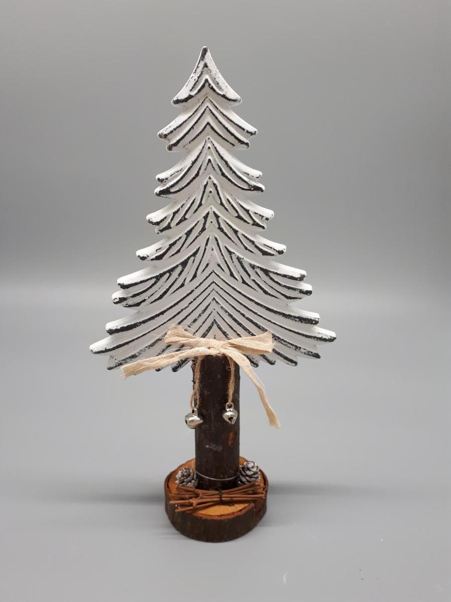 Nachbildung eines Tannenbaums, Foto siehe Anlage,
- in Form einer aus verschiedenen Bestandteilen zusammengesetzten Ware, bestehend aus
  einer Tannenbaumnachbildung, einem Sockel aus Holz und verschiedenen Verzierungen, 
- Nachbildung eines Tannenbaums (künstliches Blattwerk):
- - mit einer weiß bemalten, auf der Schauseite reliefartig geformten Silhouette einer Baumkrone
    und einem oben eingekerbten "Stamm" aus Holz (laut Antrag Schimaholz),
- - durch das Stecken der Baumkronensilhouette in die Kerbe des Stamms in Blumenbindetechnik
     zusammengefügt,
- Sockel aus Holz:
- - kreisrunder, ca. 2 cm hoher Standfuß aus Holz,
- Verzierungen:
- - zwei natürliche, kleine Zapfen und acht kurze, natürliche Zweigstücke (auf dem Sockel befestigt),
- - eine Schleife aus Gewebe aus Spinnstoff (laut Antrag Jute) und zwei an einer Spinnstoffkordel
     hängende Schellen aus unedlem Metall, die an der Schauseite der Tannenbaumnachbildung
     befestigt sind,
- mit einer Gesamthöhe von ca. 28 cm,
- die Nachbildung des Tannenbaums (künstliches Blattwerk) bestimmt insbesondere im Hinblick
  auf den Umfang den wesentlichen Charakter der zusammengesetzten Ware.

"Ware aus künstlichem Blattwerk, aus anderen Stoffen als Kunststoff"