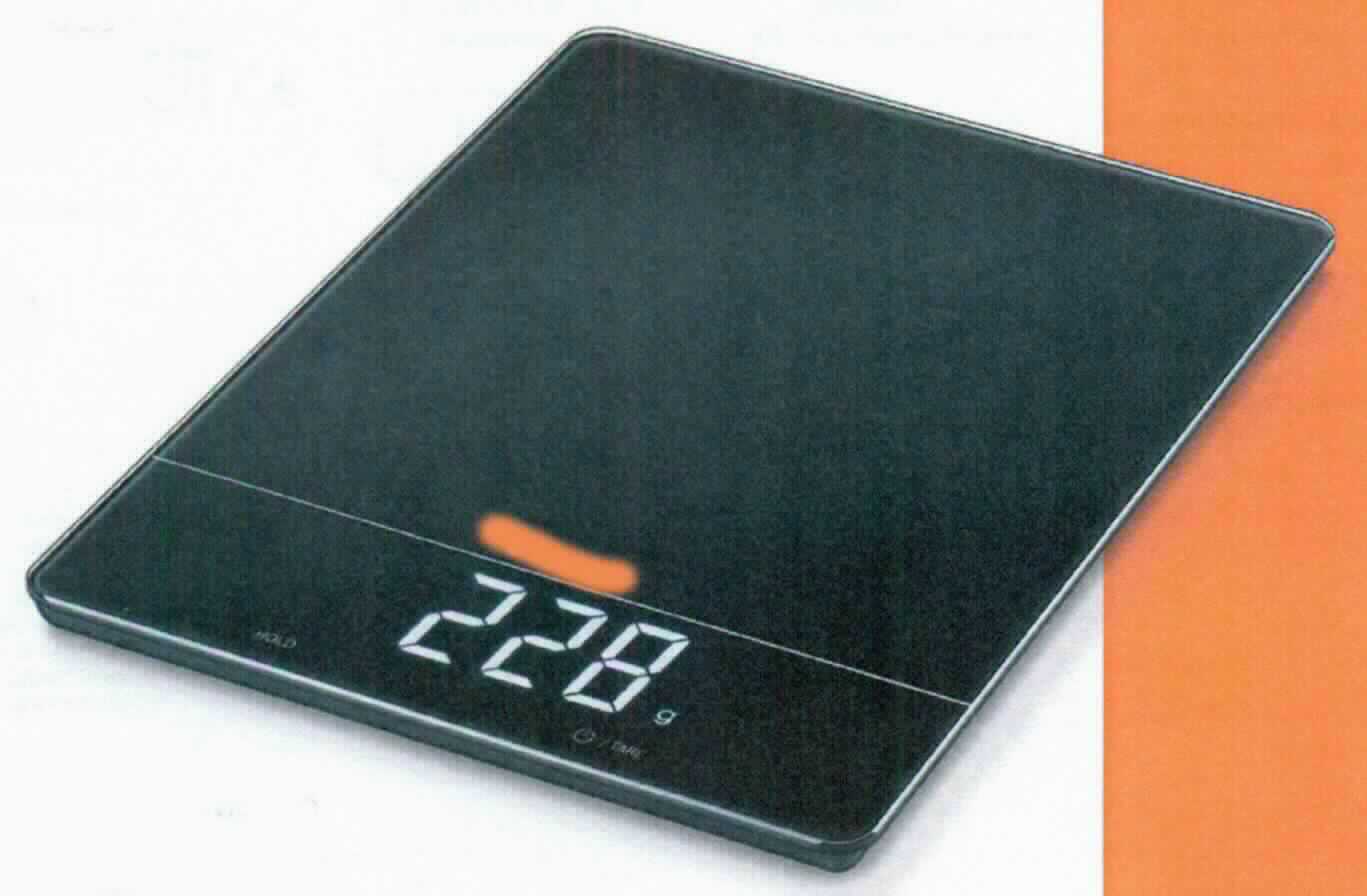 Küchenwaage KS 34, Art.Nr.: 703.11,
- aus einem rechteckigen Gehäuse (Abmessungen LxBxH: 200 x 263 x 20 mm) mit Wiegeteller aus Glas, 
  Wägemodul, LCD-Display, Abschaltautomatik, Überlastungsanzeige, Sensortasten, Batteriefach 
  und 4 Batterien (Abbildung siehe Anlage),
- zum Wiegen von Lebensmitteln bis 15 kg mit einer Genauigkeit von 1 g.

"Waage mit einer Empfindlichkeit über 50 mg, Haushaltswaage - Küchenwaage"