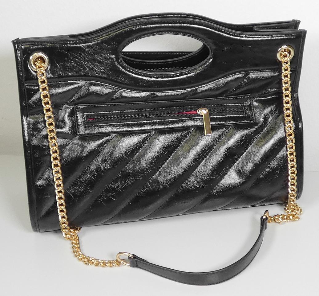 Handtasche, Foto siehe Anlage,
- mit einer Außenseite aus Kunststofffolien (lederartig geprägt); an der Vorder- und Rückseite
  versteppt,
- mit zwei integrierten Handtragegriffen und einem Schultertragegurt in Form einer Gliederkette 
  aus unedlem Metall mit zwei mittig eingearbeiteten Streifen aus Kunststoff,
- an der Vorderseite mit einem eingesetzten Reißverschlussfach,
- das Hauptfach ist mit einem ca. 8 cm unterhalb des oberen Rands verlaufenden Reißverschluss
  versehen,
- - gefüttert; innen mit zwei offenen Einsteckfächern und einem Reißverschlussfach ausgestattet,
- mit den Abmessungen: ca. 35 cm (Breite) x 25 cm (Höhe) x 11 cm (Tiefe),
- Handtasche, da aufgrund der Größe und des Gesamteindrucks in erster Linie dazu geeignet, 
  kleinere, persönliche Gegenstände aufzunehmen.

"Handtasche, mit Außenseite aus Kunststofffolien"