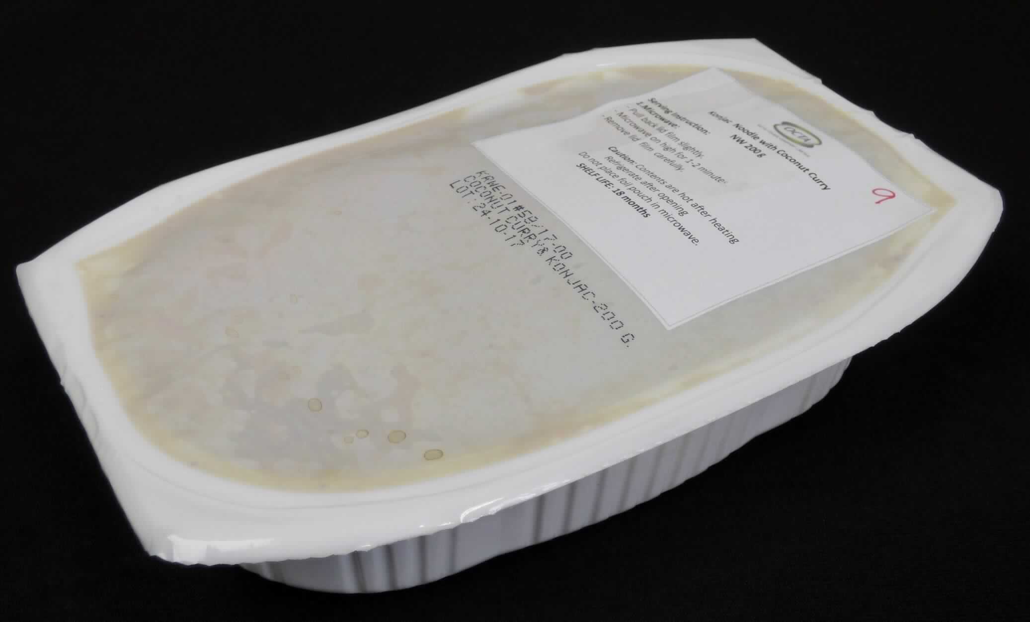 Fertiggericht mit Konjak-Nudeln und Kokosnuss Curry

Ein Warenmuster (nicht in Originalumschließung) sowie eine Produktspezifikation lagen vor.
Nach den Antragsangaben wird das Erzeugnis fertig konfektioniert zur Abgabe an den Endverbraucher in die Gemeinschaft eingeführt.
Demzufolge handelt es sich um verzehrfertige, dünne lange Konjaknudeln in einer hellbraunen, mit Kartoffel- und Karottenstücken durchsetzten Würzsauce, abgepackt in einer mit Kunststofffolie verschweißten Kunststoffschale. Das Erzeugnis soll in der Mikrowelle erwärmt werden.

Gehalt an tierischen Erzeugnissen im Sinne von Anm 1 a) Kap 19: nach der Rezeptur 20 GHT oder weniger
Milchfett und Kakao: nach der Rezeptur nicht enthalten
Stärke einschließlich Stärkeabbauprodukte (HPLC nach enzymatischem Abbau): weniger als 5 GHT
Saccharose (einschließlich Invertzucker) und Isoglucose (HPLC): weniger als 5 GHT

Lebensmittelzubereitung aus Mehl, ohne Gehalt an Kakao, anderweit weder genannt noch inbegriffen, kein Milchfett enthaltend, weniger als 5 GHT Saccharose (einschließlich Invertzucker), Isoglucose, Glucose oder Stärke enthaltend, Fertiggericht mit Charakter bestimmendem Anteil an Konjaknudeln.