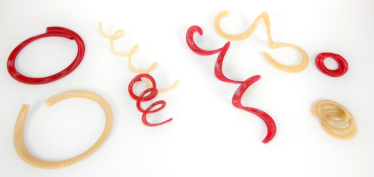 Synthetisches Monofil, Foto siehe Anlage,
- als Meterware, spiralförmig in Musterabschnitten vorliegend, 
- mit einem Durchmesser von laut Antrag weniger als 1 mm,
- augenscheinlich mit einem Titer von mehr als 67 dtex,
- aus synthetischen Chemiefasern,
- kein Elastomer.

"Synthetisches Monofil von mehr als 67 dtex und einem größten Durchmesser von weniger
 als 1 mm, anderes als in den Unterpositionen (KN) 5404 1100 bis 5404 1200 genannte"