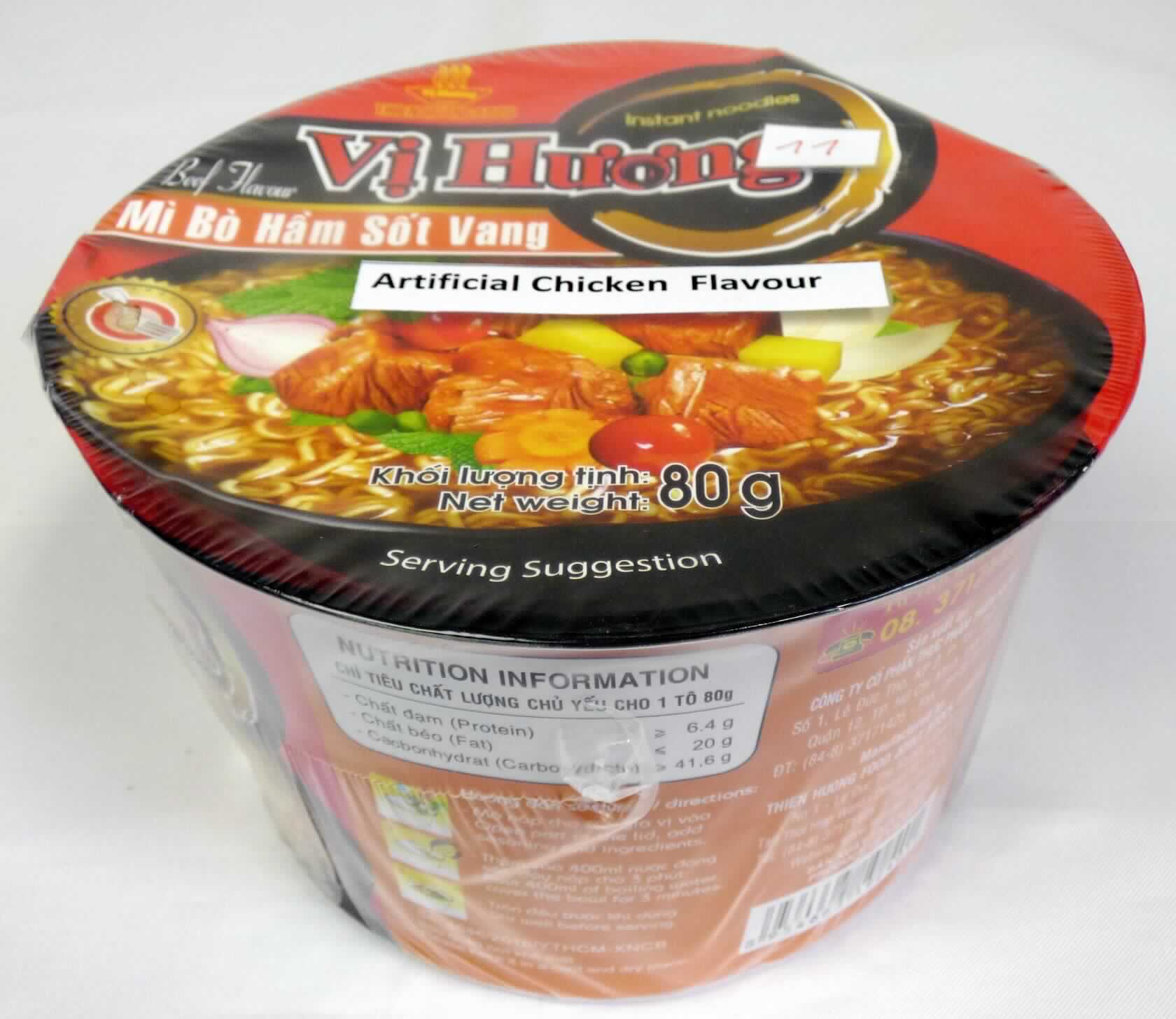 Instant-Nudelgericht mit Hühnchenfleischgeschmack

Ein Warenmuster (nicht in Originalumschließung) sowie eine Produktspezifikation lagen vor.
Nach den Antragsangaben wird das Erzeugnis fertig konfektioniert zur Abgabe an den Endverbraucher in die 
Gemeinschaft eingeführt.
Demzufolge handelt es sich um eine Warenzusammenstellung in Aufmachung für den Einzelverkauf (insgesamt 
80 g), bestehend aus bräunlichen, fettigen, spröden, dünnen, frittierten, zu einem Block zusammengelegten Teigwaren, einem Beutel mit einer Suppengrundlage, einem Beutel mit einem Gewürzöl, einem Beutel mit getrockneten Gemüsestückchen und texturiertem Sojaprotein und einem Beutel mit Chili Pulver in einem mit Folie verschweißten Becher. Beigelegt ist eine klappbare Einweg-Kunststoffgabel.
Der Packungsinhalt soll in dem Becher mit 400 ml kochendem Wasser versetzt werden. Nach einer Wartezeit von 
3 Minuten ist das Nudelgericht verzehrfertig.

Es liegt eine Warenzusammenstellung in Aufmachung für den Einzelverkauf gemäß AV 3b) vor, die zur Herstellung 
eines Nudelgerichts vorgesehen ist. Der Charakter wird durch die Nudeln bestimmt, da diese den größten Teil der 
Ware ausmachen.

Teigware, durch Frittieren vorgegart und getrocknet, aus Weizenmehl, keinen Reis enthaltend.
