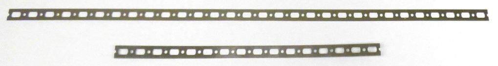 Flacherzeugnis aus nicht rostendem Stahl; Stahleinleger

Bei der Ware handelt es sich um ein kaltgewalztes Erzeugnis aus nicht rostendem Stahl (1.4016). Die Ware ist 15 mm breit und 1 mm dick. Die Ware hat eine Länge von 540 mm oder 285 mm. Das Erzeugnis ist alternierend mit kreisförmigen und länglichen Lochungen (mit zwei parallelen und zwei konvexen Seiten) versehen. Die Ware wird den Angaben nach als Verstärkung für Kunststoffbänder als Halterungen in Dachgepäckträgern von PKW verwendet.

Die Ware wird nach ihrer stofflichen Beschaffenheit als flachgewalzte Erzeugnisse aus nicht rostendem Stahl, mit einer Breite von weniger als 600 mm, andere, gelocht, in den TARIC-Code 7220 9020 00 eingereiht.