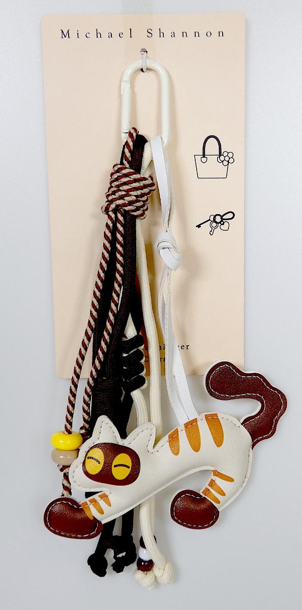 Ware aus Zink sog. Taschenanhänger, bestehend aus 

- Karabiner aus Zink
- Katzen Anhänger mit einer Außenseite aus Kunststofffolien
- Drei geflochtene Seile aus Polyester am Ende teilweise mit Kunststoffperlen versehen

Der Artikel dient zum dekorativen Zweck als Accessoire zur Befestigung an Taschen oder Schlüsselanhängern.
Die Erzeugnisse sind auf einer Pappkarte aufgebracht.

Antragstellerangaben
Abbildung siehe Anlage.

Bei der aus verschiedenen Stoffen bestehenden Ware ist der Karabiner aus Zink charakterbestimmend im Hinblick auf die Verwendung als Anhänger an Taschen etc. 
Derartige Erzeugnisse sind als "andere Waren aus Zink" dem TARIC-Code 7907 0000 90 zuzuweisen.