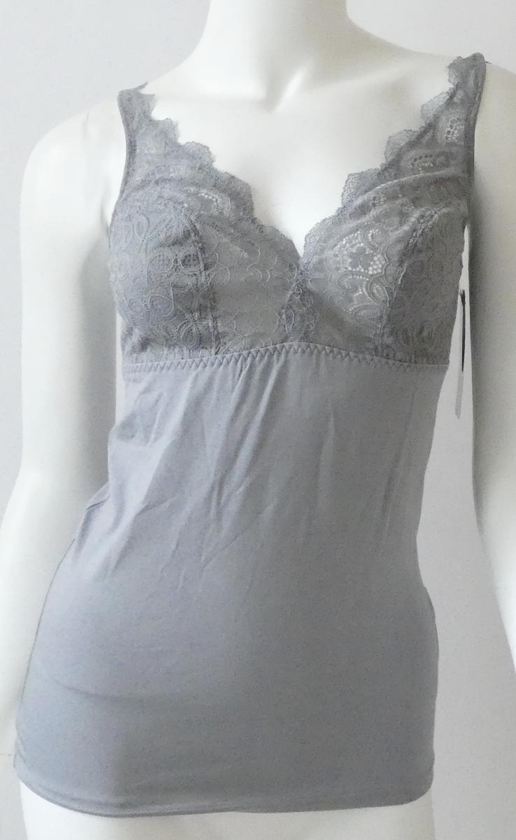 Klassisches Unterhemd, Größe 38, Foto siehe Anlage,
- aus ca. 0﻿,﻿5 mm dicken (leichten), einfarbigen Gewirken; im Bereich der Büstenteile aus muster-
  bildend durchbrochen gearbeiteten Gewirken, teilweise unterlegt mit netzartig durchbrochen
  gearbeiteten Gewirken (beides sog. Raschelspitzen); jeweils aus laut Antrag Chemiefasern,
- über die Taille reichend (Rückenlänge: ca. 60 cm),
- ärmellos; mit schmalen, längenverstellbaren Schulterträgern (u. a. somit kein T-Shirt),
- ohne Öffnung und ohne Verschluss,
- am unteren Rand durch Umschlagen und Festnähen gesäumt,
- stellt sich als klassisches Unterhemd dar,
- erfüllt nicht die Bedingungen zur Einreihung in die Positionen 6106, 6114 und 6212.

"Unterhemd, aus Gewirken, aus Chemiefasern"