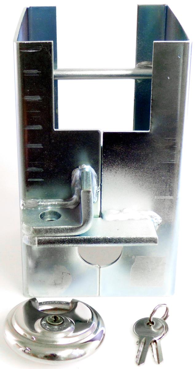 Es handelt sich um Warenzusammenstellungen in Aufmachung für den Einzelverkauf, bestehend aus einem mit Schlüssel zu betätigendem Vorhängeschloss aus unedlen Metallen, aus einem annähernd quaderförmigen, teilweise offenen Gehäuse und aus einer Betriebsanleitung. Das Vorhängeschloss mit kreisrundem Umriss weist eine Aussparung auf, die durch einen leicht gebogenen Bügel verschlossen wird, und ist mit zwei dazugehörenden Schlüsseln ausgestattet. Das annähernd quaderförmige Gehäuse ist mit diversen Aussparungen und Lochungen versehen und kann mittig auseinandergeklappt werden. An der Unterseite sind zwei Streben angeschweißt, an denen sich Lochungen zur Anbringung des Vorhängeschlosses befinden.
Die Waren sind in einem transparenten Kunststoffbeutel mit Klebeetikett verpackt und dienen zum Verschließen und Sichern von Anhängerkupplungen, wobei das annähernd quaderförmige Gehäuse die Kupplung umgreift. 
- Antragstellerangaben -

Das Vorhängeschloss bestimmt aufgrund seiner Bedeutung in Bezug auf die Verwendung den Charakter der Warenzusammenstellung in Aufmachung für den Einzelverkauf.

Abbildung siehe Anlage.

Derartige Erzeugnisse gehören als "Vorhängeschlösser (zum Schließen mit Schlüssel) aus unedlen Metallen" zum TARIC-Code 8301 1000 00.