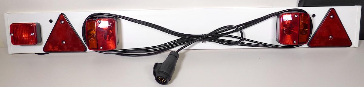 Beleuchtungsgerät für Kraftfahrzeuge (Abbildung siehe Anlage)
- in Form einer Leiste aus Kunststoff mit drei Beleuchtungsgeräten mit rotem Reflektorgehäuse
  inklusive 12V-Glühlampen, zwei Dreiecksrückstrahlern und Anschlusskabel mit 13-poligem Stecker,
- nach Anbau an die Außenseite eines Kraftfahrzeuganhängers oder Kfz-Fahrradträgers und Anschluss
  an das Bordnetz des Kfz (12 Volt) zur Verwendung als Bremsleuchte, Blinkleuchte, Rückleuchte,
  Nebelschlussleuchte und Kennzeichenbeleuchtung.
Die Beleuchtungsgeräte bestimmen den Charakter des Ganzen.

„Elektrisches Beleuchtungs- und Signalgerät von der für Kraftfahrzeuge verwendeten Art,
 keine Ware der Position 8539, nicht von den TARIC-Codes 8512 2000 30 bis 8512 2000 80
 erfasst (zusammengesetzte Ware aus Beleuchtungsgerät -charakterbestimmend-, Rückstrahler
 und Kunststoffleiste)“