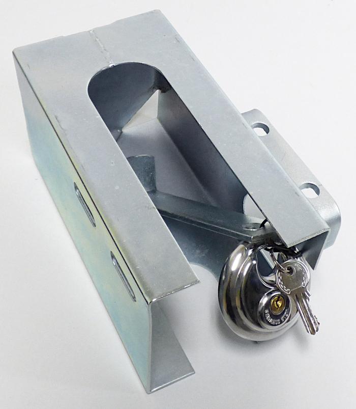Es handelt sich um Warenzusammenstellungen in Aufmachung für den Einzelverkauf, bestehend aus einem mit Schlüssel zu betätigendem Vorhängeschloss aus unedlen Metallen, aus einem annähernd quaderförmigen, teilweise offenen Gehäuse und aus einem Sperrriegel in Form eines länglichen Blechabschnitts, der an einem Ende gelocht und am anderen Ende abgewinkelt ist. Das Vorhängeschloss mit kreisrundem Umriss weist eine Aussparung auf, die durch einen leicht gebogenen Bügel verschlossen wird, und ist mit zwei dazugehörenden Schlüsseln ausgestattet. Das annähernd quaderförmige Gehäuse ist mit diversen Aussparungen und Langlöchern versehen und weist eine offene und eine nahezu verschlossene Stirnseite auf. An einer Seite ist eine annähernd U-förmige Strebe angeschweißt, an der sich Lochungen zur Anbringung des Vorhängeschlosses und des Sperrriegels befinden.
Die Waren sind in einem transparenten Kunststoffbeutel mit Klebeetikett verpackt und dienen zum Verschließen und Sichern von Anhängerkupplungen, wobei das annähernd quaderförmige Gehäuse die Kupplung umgreift.
- Antragstellerangaben -

Das Vorhängeschloss bestimmt aufgrund seiner Bedeutung in Bezug auf die Verwendung den Charakter der Warenzusammenstellung in Aufmachung für den Einzelverkauf.

Abbildung siehe Anlage.

Derartige Erzeugnisse gehören als "Vorhängeschlösser (zum Schließen mit Schlüssel) aus unedlen Metallen" zum TARIC-Code 8301 1000 00.