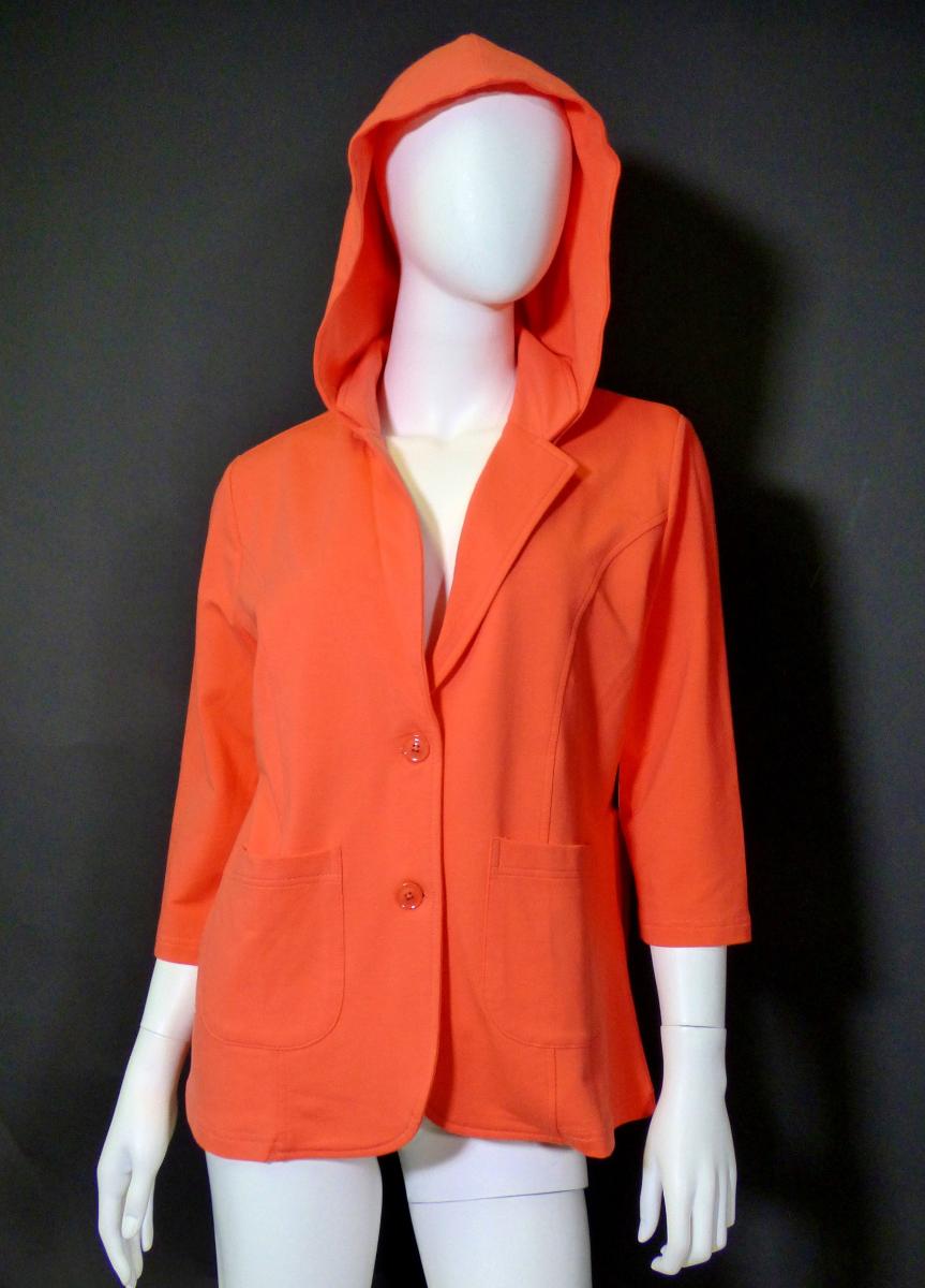 Jacke, sog. Damen-Blazer, Größe 38, Art. 47041, Foto siehe Anlage,
- aus ca. 0,9 mm dicken, einfarbigen Gewirken aus laut Antrag 50 % Baumwolle, 45 % Modal
  (künstliche Chemiefasern) und 5 % Nylon (synthetische Chemiefasern),
- über die Taille reichend (Rückenlänge: ca. 60 cm),
- mit einem Reverskragen ausgestattet,
- mit einer abknöpfbaren Kapuze,
- vorn mit einer durchgehenden Öffnung mit Knopfverschluss von rechts auf links
  (Frauenkleidung),
- mit 3/4-langen Ärmeln,
- vorn mit zwei aufgesetzten, offenen Taschen unterhalb der Taille,
- in Bahnen gearbeitet,
- am unteren Rand durch Umschlagen und Festnähen gesäumt,
- stellt sich aufgrund des Schnitts als Jacke dar, somit keine Strickjacke.

"Jacke, aus Gewirken, für Frauen, aus Baumwolle"