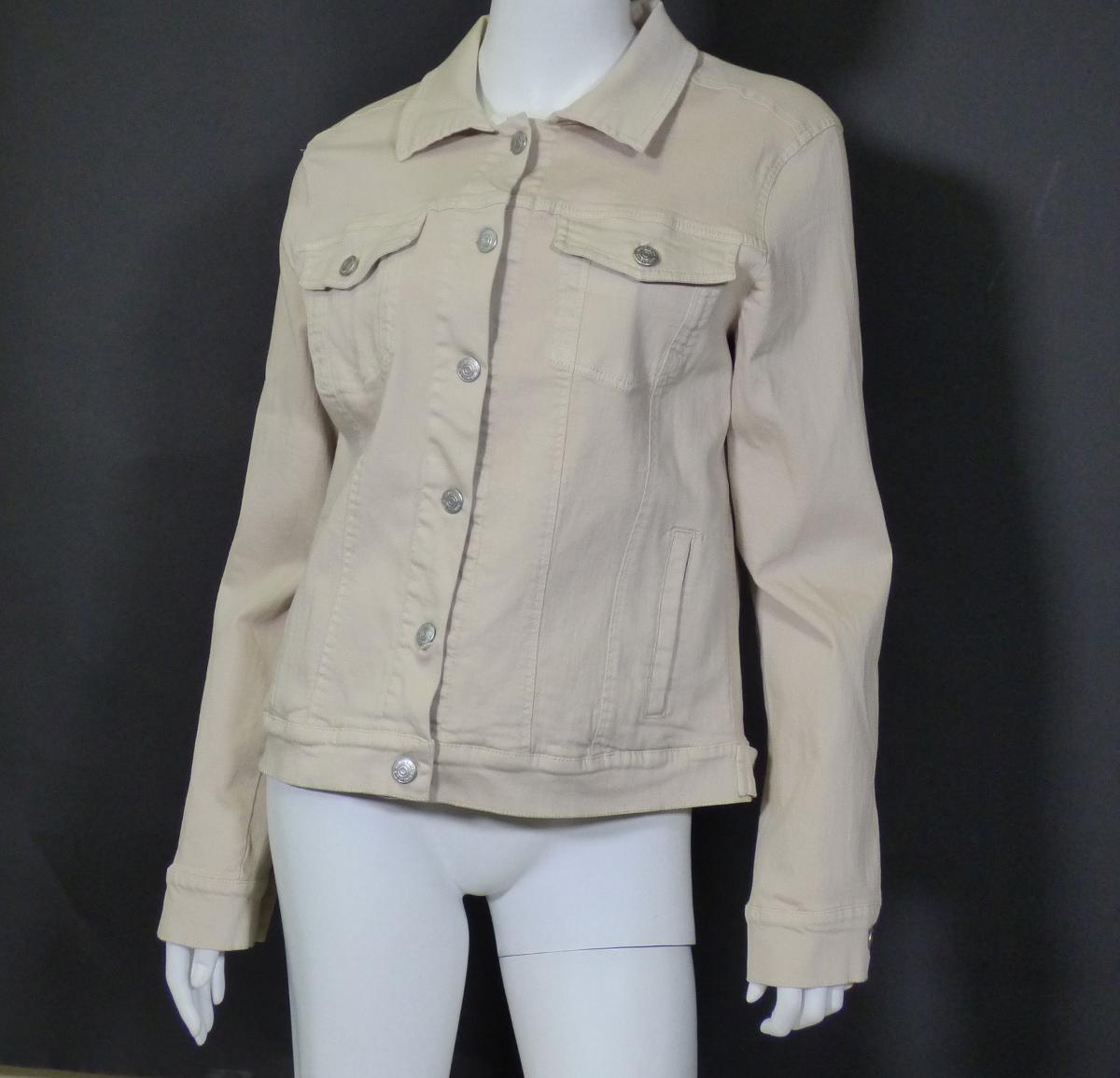 Blouson, sog. Damen-Jacke, Größe 38, Art. 47102, Foto siehe Anlage,
- aus ca. 0,8 mm dicken, einfarbigen Geweben aus laut Antrag 89 % Baumwolle, 6 % Polyester und 
  5 % Elasthan (beides synthetische Chemiefasern),
- mit einem Stückgewicht von ca. 500 g,
- über die Taille reichend (Rückenlänge: ca. 59 cm),
- mit einem Umlegekragen,
- vorn mit einer durchgehenden Öffnung mit Knopfverschluss von rechts über links (Frauen-
  kleidung),
- mit langen Ärmeln mit manschettenartigen Abschlüssen, die über den unteren Rand des
  Kleidungsstücks hinausreichen,
- mit zwei aufgesetzten Brusttaschen mit Patte und Knopfverschluss und zwei eingesetzten,
  offenen Taschen unterhalb der Taille,
- am unteren Rand mit einem angesetzten, mit Knopfverschlussriegeln zu verengenden Bund.

"Blouson, aus Geweben, für Frauen, aus Baumwolle, mit einem Stückgewicht von weniger als 1 kg,
 nicht nach dem Batik-Verfahren handbedruckt"
