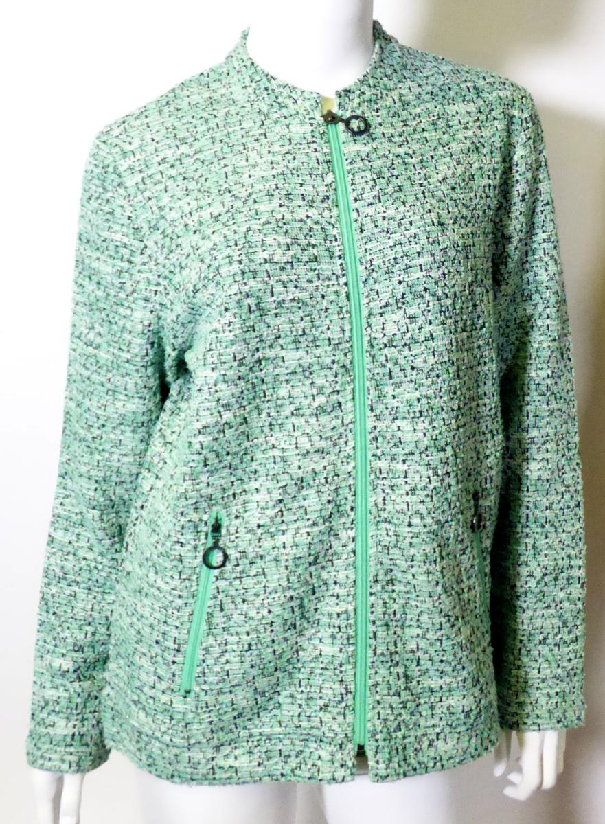 Strickjacke, sog. Damen-Jacke, Größe 38, Art. 46007, Foto siehe Anlage,
- aus ca. 1,1 mm dicken, buntgewirkten Gewirken aus laut Antrag 60 % Viskose und 40 % Polyester
  (beides Chemiefasern),
- über die Taille reichend (Rückenlänge: ca. 64 cm),
- hinten mit einem schmalen Stehkragen,
- vorn mit einer durchgehenden Öffnung mit Reißverschluss,
- ohne Hinweis auf den Trägerkreis (unisex),
- mit langen Ärmeln,
- vorn mit zwei eingesetzten Taschen mit Reißverschluss unterhalb der Taille,
- am unteren Rand und an den Ärmelenden durch Umgeschlagen und Festnähen gesäumt,
- weist weder aufgrund der Ausstattung (ungefüttert) noch des Schnitts (nicht in Bahnen
  gearbeitet) eine gewisse Formfestigkeit auf, somit keine Jacke,
- wird im Allgemeinen nicht über jeder anderen Kleidung und zum Schutz gegen das Wetter 
  getragen, somit keine Ware der Position 6102.

"Strickjacke, aus Gewirken, aus Chemiefasern, für Frauen"