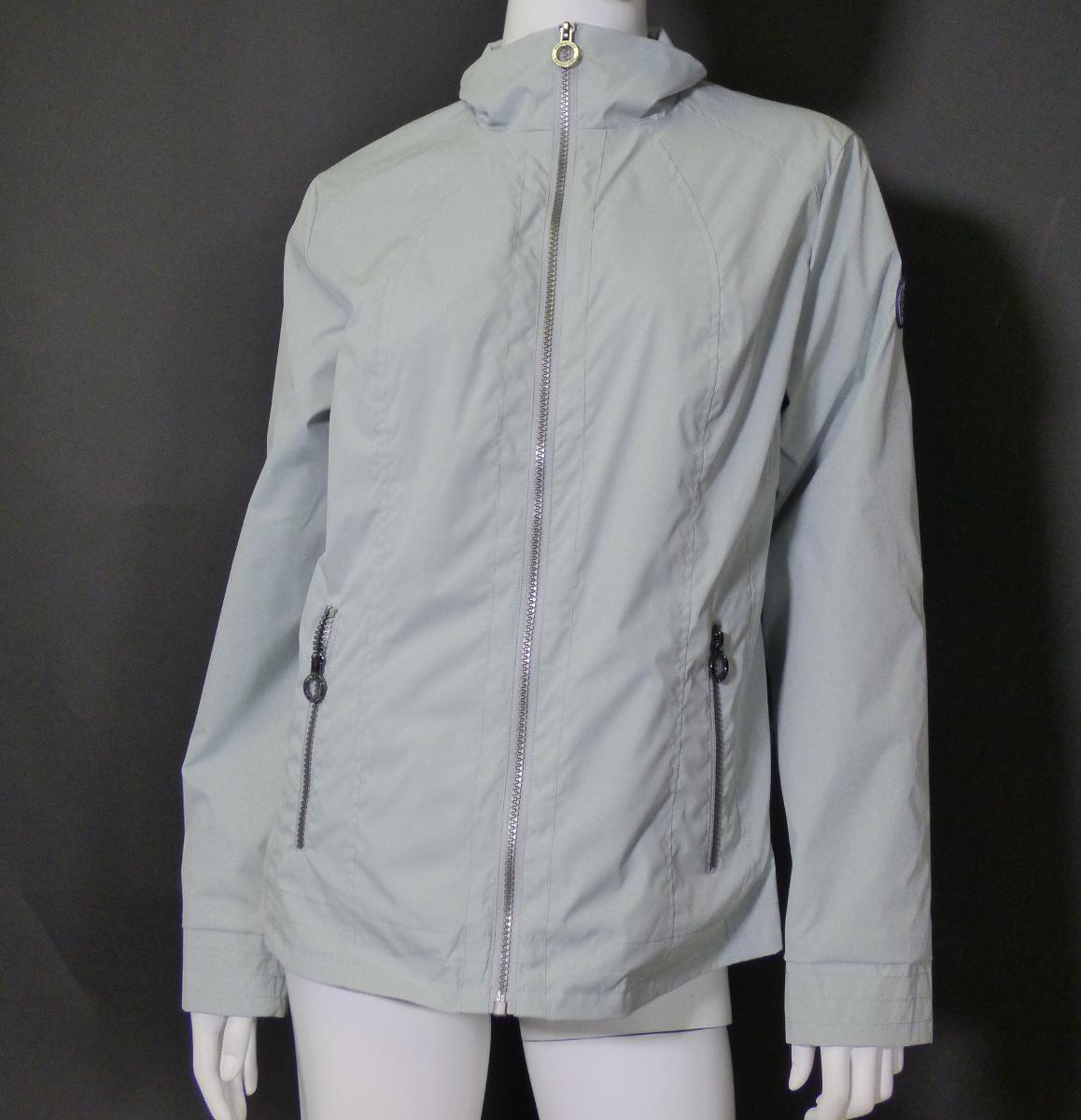 Anorakähnliches Kleidungsstück, sog. Damen-Jacke, Größe 38, Art. 46210, Foto siehe Anlage,
- aus ca. 0,3 mm dicken, einfarbigen Geweben aus laut Antrag 100 % Polyester (synthetische
  Chemiefasern),
- durchgehend leicht gefüttert,
- mit einem Stückgewicht von ca. 296 g,
- über die Taille reichend (Rückenlänge: ca. 63 cm),
- mit einem Stehkragen,
- vorn mit einer durchgehenden Öffnung mit einem bis in die Kragenspitzen reichenden 
  Reißverschluss,
- ohne Hinweise auf den Trägerkreis (unisex), 
- mit langen Ärmeln,
- mit zwei eingesetzten Taschen mit Reißverschluss unterhalb der Taille,
- im Rückenteil in Taillenhöhe mit einem durch Schlaufen gezogenen, elastisch verengten 
  Druckknopfriegel weitenregulierbar,
- am unteren Rand gesäumt,
- wird im Allgemeinen über jeder anderen Kleidung und zum Schutz gegen das Wetter ge-
  tragen, somit keine Jacke.

"Anorakähnliches Kleidungsstück, aus Geweben, für Frauen, aus Chemiefasern, mit einem 
 Stückgewicht von weniger als 1 kg"