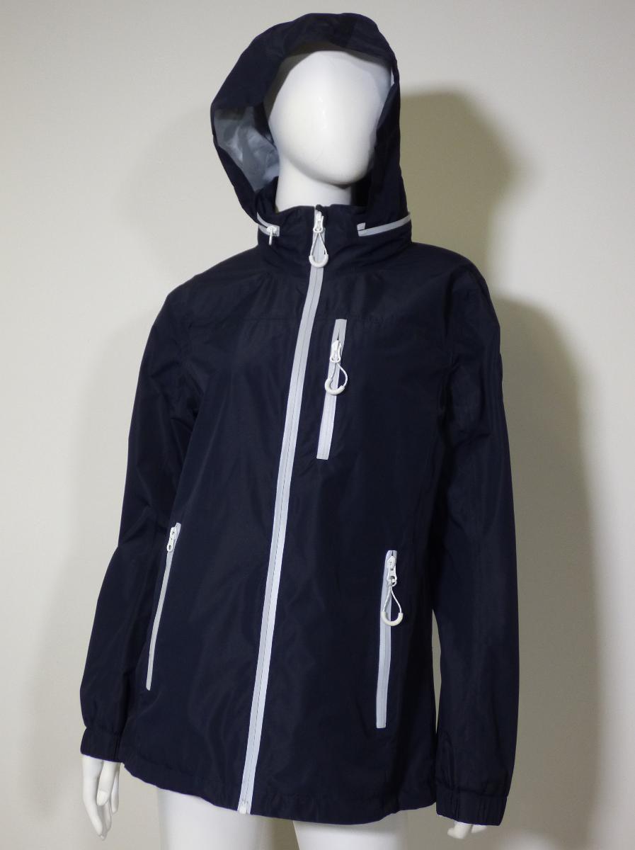 Blouson, sog. Damen-Jacke, Größe 38, Art. 47207, Foto siehe Anlage,
- aus ca. 0,7 mm dicken, einfarbigen, einseitig (Innenseite) mit einer Kunststofffolie (kein Zell-
  kunststoff) laminierten Geweben der Position 5903 aus laut Antrag 100 % Polyester (synthe-
  tische Chemiefasern),
- vollständig leicht gefüttert,
- über die Taille reichend (Rückenlänge: ca. 71cm); hinten abgerundet, vorne bis zu ca. 3,5 cm 
  kürzer gearbeitet,
- mit einem Stehkragen und mit einer in den Kragen einrollbaren Kapuze,
- vorn mit einer durchgehenden Öffnung mit einem bis in die Kragenspitzen reichenden Reißver-
  schluss; am Kragenrand mit einer kurzen Überlappung von links über rechts (Männerkleidung),
- mit langen Ärmeln, die über den unteren Rand des Kleidungsstücks hinausreichen; an den
  Ärmelenden elastisch verengt,
- vorn mit einer eingesetzten Brusttasche und zwei eingesetzten Taschen mit Reißverschluss
  unterhalb der Taille,
- entlang der Reißverschlüsse mit reflektierenden Streifen verziert,
- am unteren Rand mit einem Tunnelzug zu verengen,
- erfüllt die Merkmale zur Einreihung als Blouson, somit keine Ware der Unterposition (KN)
  6210 4000.

"Kleidung (Blouson) aus Erzeugnissen der Position 5903, aus Geweben, von der in der 
 Position 6201 beschriebenen Art"
