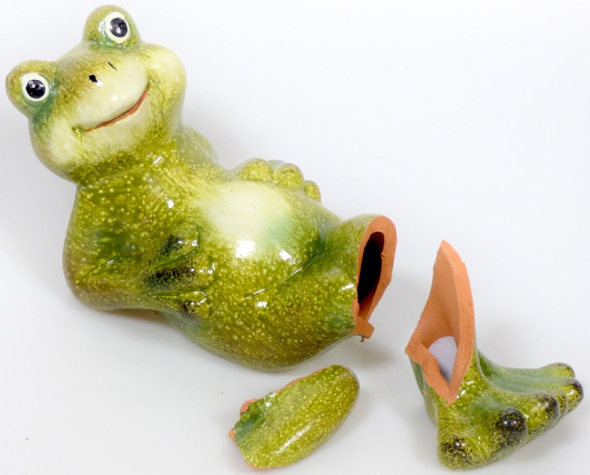 Andere keramische Ziergegenstände, sog. Deko Gartenfigur Frosch, 8856935,7732936,7731237,
Foto siehe Anlage,
- in Grüntönen glasierte Figuren in Form eines sitzenden und eines liegenden Froschs (der
  sitzende Frosch trägt eine goldfarbene Krone),
- keramische Erzeugnisse, nach der Formgebung gebrannt, tonmineralhaltiges Material enthaltend,
- lt. Antrag aus feinen Erden,
- ohne Hinweise auf Handarbeit.

"Andere keramische Ziergegenstände, aus feinen Erden, nicht handgearbeitet"