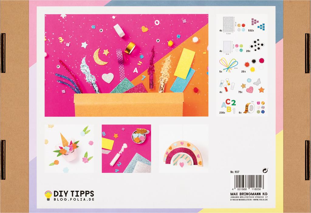 Es handelt sich um weder gestrichenes noch überzogenes Kartonpapier in rechteckigen Bogen in den Abmessungen von etwa 17﻿,﻿4 cm x 24﻿,﻿5 cm. Das Papier ist auf der Oberfläche (Schauseite) mit einer Schicht aus Glitter aus Kunststoff in vier verschiedenen Farben verziert. 
Die vier Bogen sind gemeinsam mit weiteren Waren (Wackelaugen, Glitterbandrollen, Glitter Moosgummi, Eva-Formen, Eva-Glitter-Aufkleber, Glitter-Moosgummi MOSAIK, Pfeifenreiniger, Glitter Flakes, Glitter Pulver und Pompons) in einer Schachtel verpackt. Sie können mit anderen Bestandteilen des Sets oder auch für andere Bastelarbeiten oder zu Dekorationszwecken verwendet werden.
-Antragstellerangaben-

Abbildung siehe Anlage.

Derartige Waren gehören als „andere Papiere und Pappen, auf der Oberfläche verziert, in rechteckigen Bogen, jeder Größe, keine Waren von der in der Position 4803, 4809 oder 4810 beschriebenen Art" zur Unterposition 4811 9000 der Kombinierten Nomenklatur.