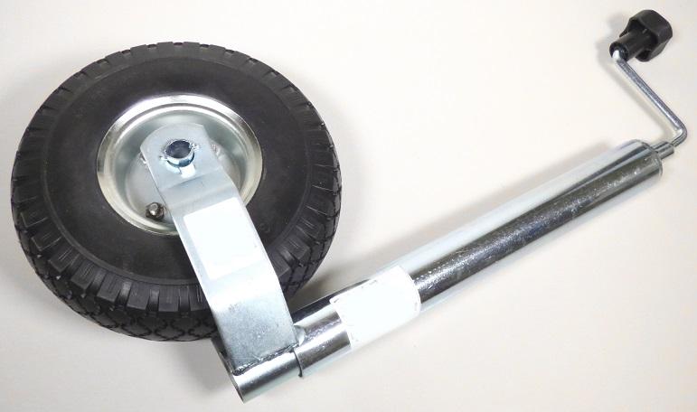 Stützrad, sog. Stützrad 260/80 PU-Schaumbereifung, Artikel-Nr. 36447, Foto siehe Anlage,
- im Wesentlichen bestehend aus:
- - einem ca. 370 mm langen Außenrohr (Durchmesser: ca. 45 mm) aus Stahl, am oberen
    Ende mit einer - mittels eines Lagers - drehbar befestigten, inneren Gewindespindel ausgestattet,
    welche selbst wiederum am oberen Ende mit einer Antriebskurbel mit Kunststoffgriff versehen ist,
- - einem ca. 330 mm langen, im oberen Bereich mit einem mit Innengewinde und im
    unteren Bereich mit zwei angeschweißten gabelartigen Laschen versehenen Innenrohr
    (Außendurchmesser: ca. 40 mm) aus Stahl; zwischen den beiden Laschen ist mittels
    einer Steckachse ein Rad mit einem Radkörper aus Stahl und einem mit Rillenprofil
    versehenen Vollreifen aus laut Antrag Polyurethan (PU-Schaumbereifung) mit einem
    Außendurchmesser von ca. 260 mm und einer Breite von ca. 80 mm eingesetzt,
- das Außen- und das Innenrohr sind mittels der durch die Kurbel angetriebenen
  Gewindespindel höhenverstellbar (Hubhöhe laut Antrag 250 mm) verbunden,
- laut Antrag ausgelegt für eine Stützlast von 150 kg,
- wird mittels eines Klemmhalters an einem tragenden Bauteil von Wohn- bzw. Nutzanhängern
  (Deichsel oder Auflaufeinrichtung) befestigt,
- dient als höhenverstellbares Hilfsrad dem Abstützen sowie dem Rangieren des vom
  Zugfahrzeug abgekuppelten Anhängers, indem es diesen im Gleichgewicht hält,
- aufgrund der objektiven Merkmale (u. a. Form) und Eigenschaften erkennbar
  hauptsächlich für Beförderungsmittel des Kapitels 87 bestimmt.

"Teil für ein nicht selbstfahrendes Fahrzeug der Position 8716 (Stützrad)"