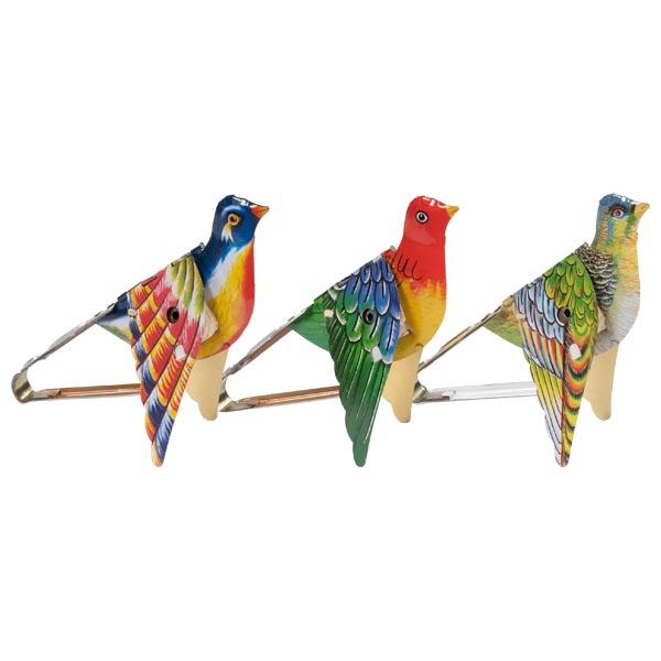 Singender Paradiesvogel (Artikel 14189):

Es handelt sich um einen sogenannten Paradiesvogel in den Maßen von ca. 11﻿,﻿0 x 9﻿,﻿0 cm, aus unedlem Metall mit einem ca. 8﻿,﻿0 cm langen Griff am hinteren Ende. Beim Zusammendrücken und Entspannen der Griffe/Blattfeder hebt und senkt der Vogel die Flügel und es ertönt ein Zwitschern. Dieser wird durch das Entweichen des Luftstroms aus den unter den Flügeln befestigten, ziehharmonikaartig gefalteten Papierzuschnitten erzeugt. Die Ware ist in einem farbigen Pappkarton verpackt.
- Antragstellerangaben -

Abbildung siehe Anlage.

Eine Einreihung als Spielzeug in die Position 9503 ist aufgrund der scharfen Kanten und mangelnden Stabilität ausgeschlossen.

Auch eine Zuweisung zum Kapitel 92 - insbesondere zur Position 9208 - kommt nicht in Betracht. Die Ware erzeugt nur ein Geräusch/einen Ton und ist damit nicht „bespielbar“. Zudem hat die Ware nur eine mangelnde Stabilität (Papierzuschnitte) und ist lediglich für eine begrenzte Dauer funktionstüchtig. Damit stellt sich das Erzeugnis in seiner Gesamtbeschaffenheit nicht als ein Musikinstrument dar.

 Derartige Erzeugnisse sind als "Ziergegenstände aus unedlem Metall, nicht versilbert, vergoldet oder platiniert" der Codenummer 8306 2900 00 0 zuzuweisen.