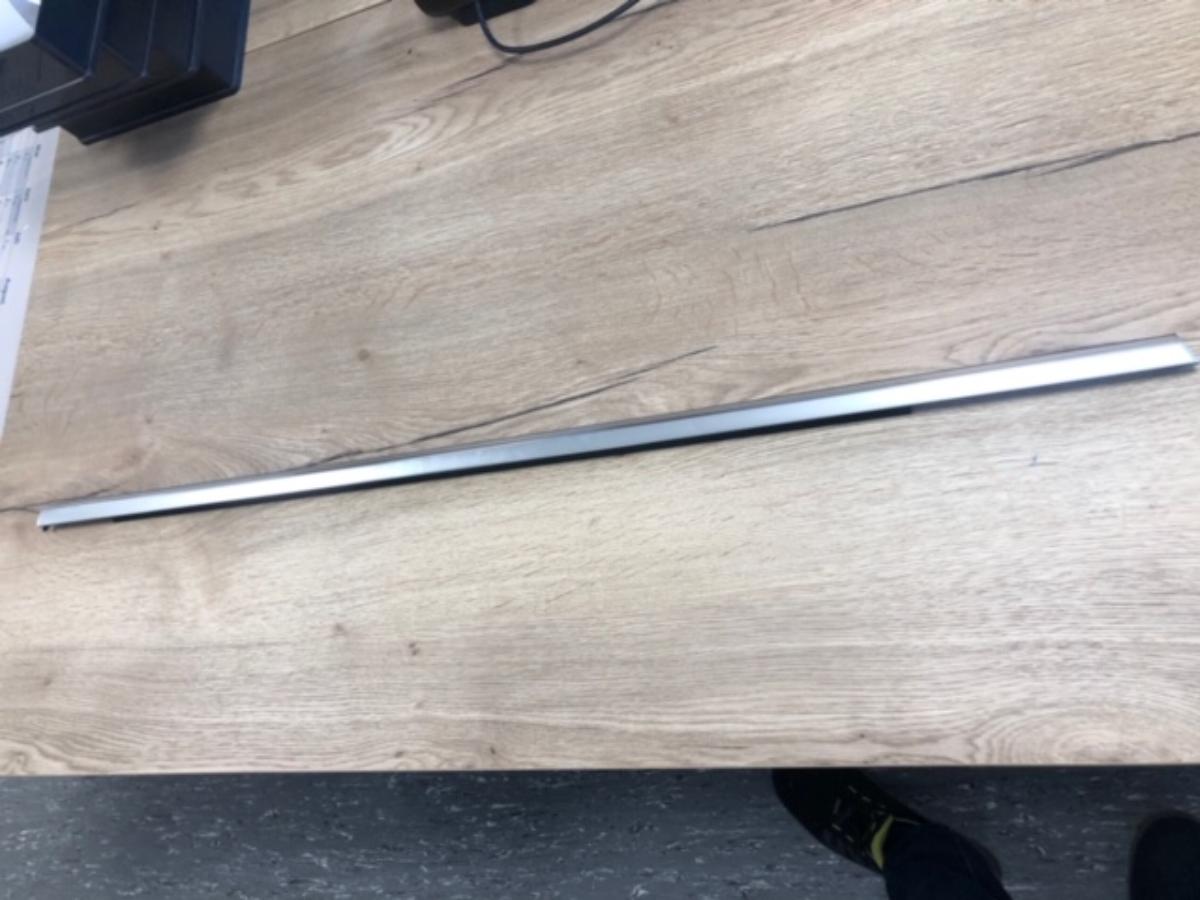 Nach den Angaben des Antragstellers handelt es sich um eine Leiste mit abgeschrägten Enden, die als Dichtung für Fenster von Kraftfahrzeugen verwendet wird und aus einem Aluminiumkern, der mit EPDM-Weichkautschuk überzogen ist, besteht.

Es wurde kein Warenmuster vorgelegt.

Die Ware ist als andere Dichtung aus Weichkautschuk in den TARIC-Code 4016 9300 90 des Zolltarifs einzureihen.