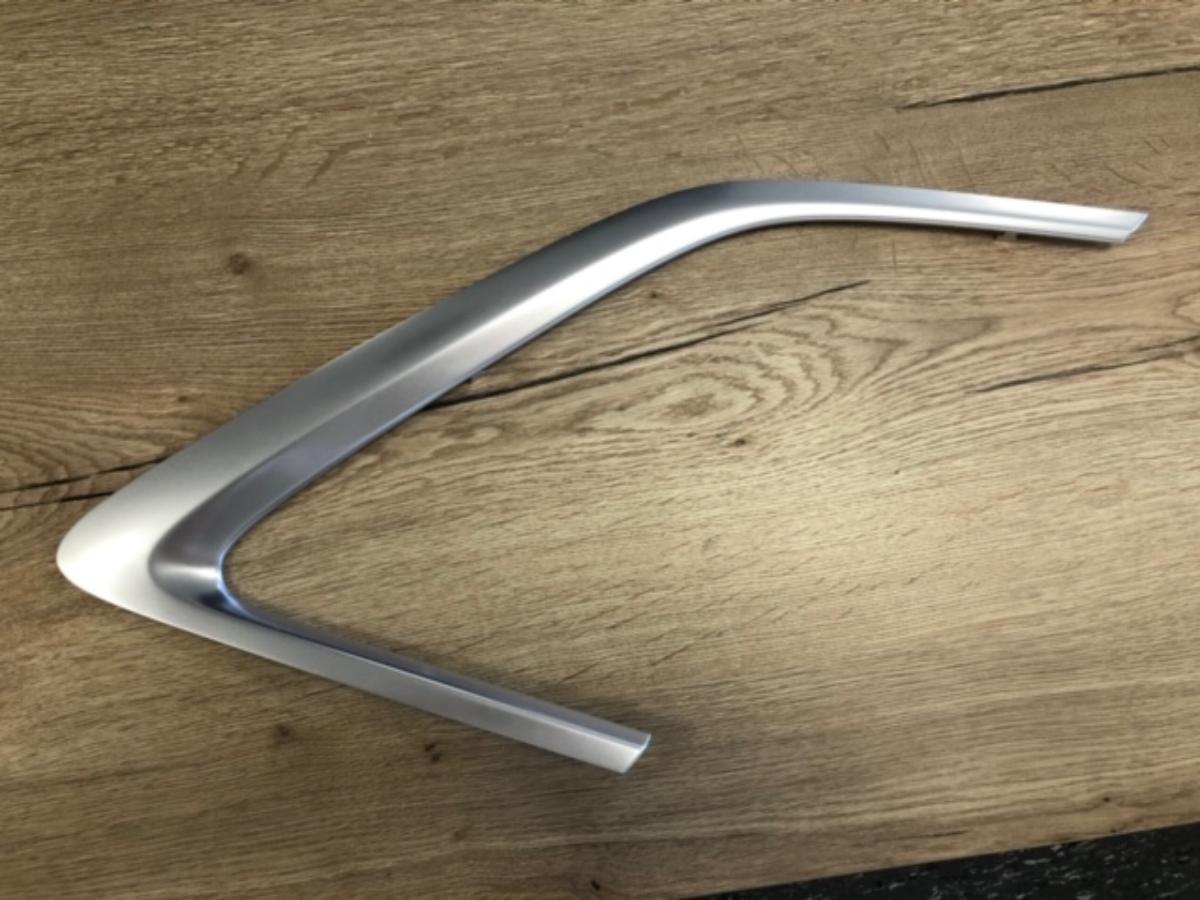 Es handelt sich um aus unedlem Metall (Aluminium) gefertigte, gebogene Flacherzeugnisse (sog. Winkelprofile), die entsprechend ihrer Verwendung spezifisch ausgearbeitet sind. Die Erzeugnisse liegen in unterschiedlichen Ausführungen und Farbvarianten vor. Sie werden an der Karosserie von Kraftfahrzeugen angebracht und dienen als Zierleisten und als Abdeckungen.
- Antragstellerangaben -

Beispielhafte Abbildung siehe Anlage.

Derartige Erzeugnisse gehören als „andere Beschläge aus unedlen Metallen, für Karosserien (Kraftfahrzeuge)“ zum TARIC-Code 8302 3000 90.