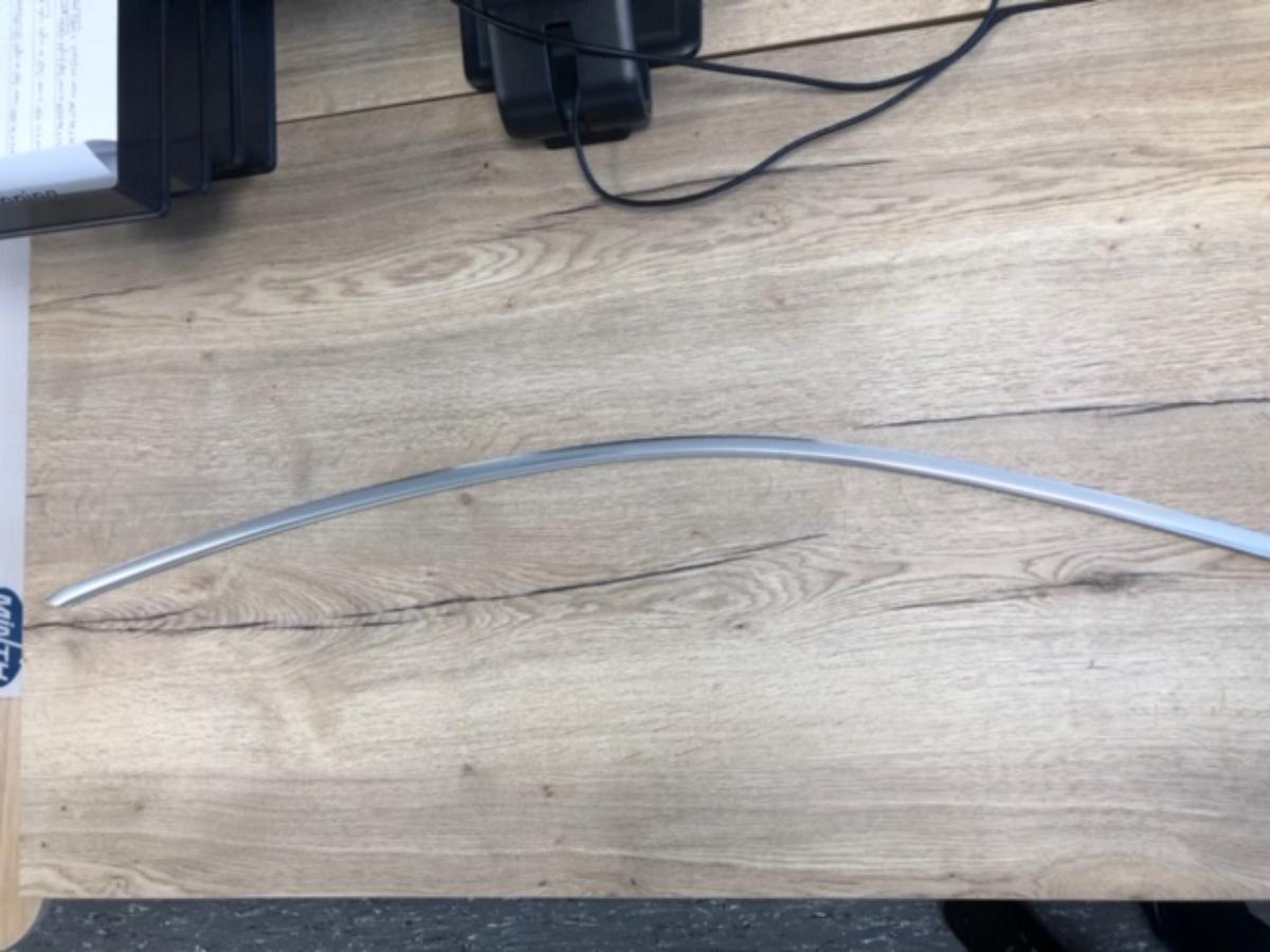 Es handelt sich um aus unedlem Metall (Aluminium) gefertigte, länglich gebogene Flacherzeugnisse (sog. Winkelprofile), die entsprechend ihrer Verwendung spezifisch ausgearbeitet sind. Die Erzeugnisse liegen in unterschiedlichen Ausführungen und Farbvarianten vor. Sie werden an der Karosserie von Kraftfahrzeugen angebracht und dienen als Fensterführungsleisten.
- Antragstellerangaben -

Beispielhafte Abbildung siehe Anlage.

Derartige Erzeugnisse gehören als „andere Beschläge aus unedlen Metallen, für Karosserien (Kraftfahrzeuge)“ zum TARIC-Code 8302 3000 90.
