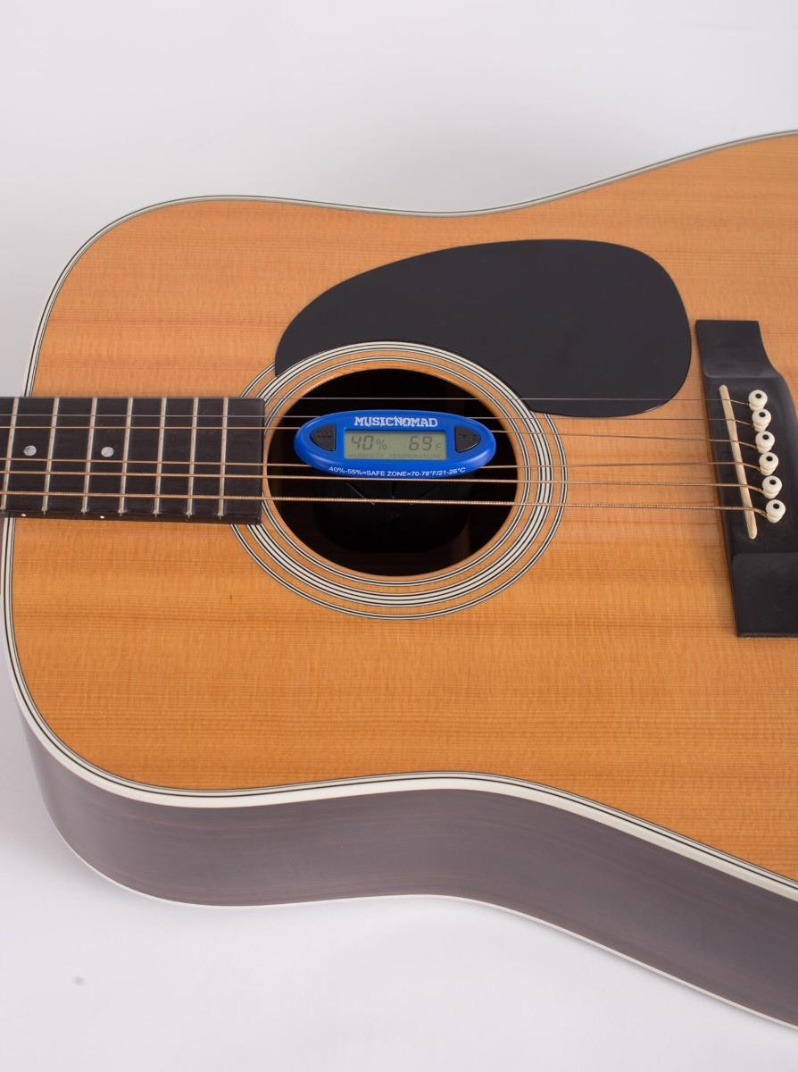 Sog. Feuchtigkeits- und Temperaturmonitor für Musikinstrumente, im Wesentlichen bestehend aus einem schwarzen Kunststoffgehäuse (ca. 66 x 64 x 16 mm) mit einem LC-Display, zwei Drucktasten sowie einem Case Holster zum Befestigen der Ware an einer glatten Fläche; verpackt in einer Pappschachtel.
Zur äußeren Form siehe Abbildung in der Anlage.
Das Gerät dient der Bestimmung von Temperatur und Luftfeuchtigkeit in Akustikgitarren und in anderen Saiteninstrumenten sowie in Gitarrenkoffern. Es ist so konzipiert, dass es mit der Unterseite zwischen die Saiten des jeweiligen Musikinstruments in das Schallloch geschoben wird, sodass im Inneren des Korpus Temperatur und Luftfeuchtigkeit (bedeutend für die Lebensdauer des hölzernen Musikinstruments) gemessen und am Display an der Oberseite abgelesen werden können. Im Display lässt sich auch das Min/Max-Level ablesen. 

Die Ware wird als "elektronisches Thermometer, Hygrometer, miteinander kombiniert, anders als für zivile Luftfahrzeuge, nicht von den Unterpositionen (TARIC) 9025 8040 30 bis 9025 8040 50 erfasst" eingereiht.