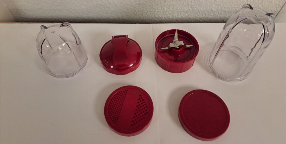 Teilkomponenten-Set für Standmixer 15521 (Abbildung siehe Anlage)
- aus zwei anwendungsspezifisch geformten Mixbehältern (Kapazität: 500 bzw. 350 ml) mit einer Vorrichtung zur Befestigung an einem Standmixer (nicht Gegenstand der Auskunft) sowie aus einem Mixereinsatz mit einer Kreuzklinge,
- erkennbar ausschließlich zum Aufsetzen auf einen elektromotorbetriebenen Standmixer für den Haushalt zur Verwendung als Mixbehälter bzw. zum Einbau in einen Standmixer zum Zerkleinern von Lebensmitteln,
- zusammen mit Beipack (To-Go-Deckel, Frischhaltedeckel, Streudeckel) in einer gemeinsamen Verkaufsumschließung.
Die Mixbehälter sowie der Mixereinsatz bestimmen den Charakter des Ganzen.

"Teile, erkennbar ausschließlich oder hauptsächlich für elektromechanische Haushaltsgeräte mit eingebautem Elektromotor bestimmt, in Warenzusammenstellung in Aufmachung für den Einzelverkauf mit nicht charakterbestimmendem Beipack"