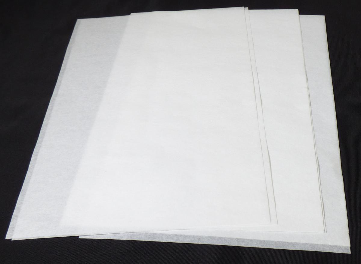 Bei dem vorliegenden Warenmuster handelt es sich nach den Angaben der Antragstellerin um ein Papier, das hauptsächlich aus gebleichtem Sulfatzellstoff (Nadelholzzellstoff) hergestellt wurde. Es enthält keine Fasern, die in einem machanischen oder chemisch-mechanischen Aufbereitungsverfahren gewonnen wurden. Das Papier hat ein Quadratmetergewicht von 25 g, einen Aschegehalt von 0,15 GHT, einem Weißgrad (Reflexionsfaktor) von 85 % und einen Berstdruckindex von 2,02 kPA * m2/g.

Die Ware wird in Rollen verschiedener Breite als auch in rechteckigen Bogen verschiedener Größen aufgemacht und zur Herstellung von abriebfesten Oberflächen (z.B. Arbeitsplatten oder Laminatfußböden) verwendet.

Derartige Waren gehören als "andere Papiere, weder gestrichen noch überzogen, von der Art, wie sie als Schreibpapiere , Druckpapiere oder als Papiere zu anderen grafischen Zwecken verwendet werden, in Rollen, oder quadratischen oder rechteckigen Bogen, jeder Größe, ausgenommen Papiere der Position 4801 oder 4803, ohne Gehalt an Fasern, in einem mechanischen oder chemisch-mechanischen Aufberatungsverfahren gewonnen, mit einem Quadratmetergewicht von weniger als 40 g" zur Unterposition 4802 5400 der Kombinierten Nomenklatur.