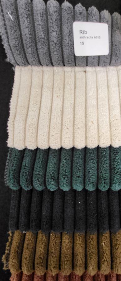 Textillaminat, sog. Möbelbezugsstoff, Foto siehe Anlage,
- als Meterware, laut Antrag mit einer Breite von mehr als 30 cm,
- aus zwei mit ihrer ganzen Fläche aufeinander liegenden und so miteinander durch Kleben verbundenen
  Lagen:
-- mit einer Oberlage (Schauseite):
--- aus einem aufgeschnittenen Samtgewebe (laut Antrag Rippenschusssamt) aus synthetischen
    Chemiefasern (laut Antrag Polyester und Polyamid), somit keine Ware der Position 5407, 
-- mit einer Unterlage:
--- aus einem einfarbigen Gewebe aus synthetischen Chemiefasern,
- das die Schauseite bildende Samtgewebe verleiht der Ware insbesondere im Hinblick auf die
  Bedeutung in Bezug auf die Verwendung als Möbelbezugsstoff ihren wesentlichen Charakter.

"Samt, gewebt, keine Ware der Position 5802 oder 5806, aus Chemiefasern, Rippenschusssamt,
 aufgeschnitten"