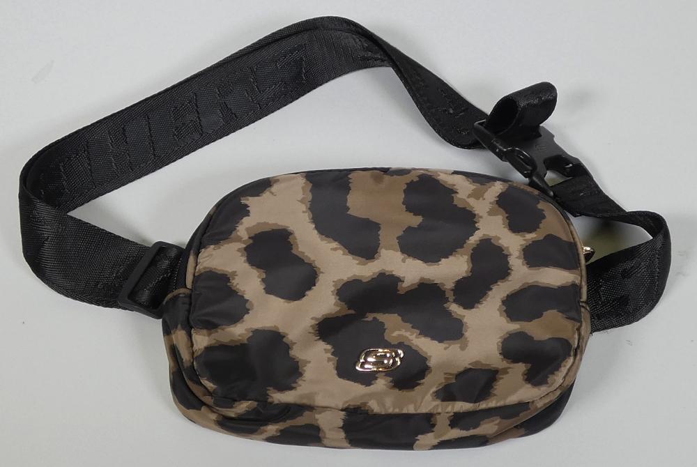 Gürteltasche, Foto siehe Anlage,
- mit einer Außenseite aus Spinnstoffen,
- mit einem angenähten, längenverstellbaren Hüftgurt mit Schnappverschluss,
- an der Rückseite mit einem eingesetzten Reißverschlussfach,
- das Hauptfach ist mit einem entlang des oberen Rands bis zu den Seiten verlaufenden 
  Reißverschluss versehen,
- - gefüttert; innen mit einem offenen Einsteckfach und einem Reißverschlussfach ausgestattet,
- mit den Abmessungen: ca. 21 cm (Breite) x 14 cm (Höhe) x 4 cm (Tiefe),
- laut Antrag nicht handgearbeitet.

"Ähnliches Behältnis, anderes als in den Unterpositionen 4202 1110 bis 4202 3900 genannte, 
 mit Außenseite aus Spinnstoffen, anderes als in der Unterposition 4202 9291 genannte,
 nicht handgearbeitet"