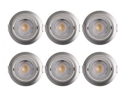 Bei dem sog. LED Einbauleuchte Krog handelt es sich um einen elektrischen Beleuchtungskörper, bestehend aus einem kreisrunden Gehäuse (d: etwa 82 mm) aus Kunststoff mit schwenkbarem Leuchtenkopf, fest verbauter LED-Lichtquelle, einer farblosen Kunststoffabdeckung und elektrischer Ausstattung (u. a. Anschlusskabel) sowie zwei seitlich angebrachten Federklammern aus Metall als Befestigungsvorrichtung.
Die Leuchte weist eine Einbautiefe von etwa 40 mm auf und ist zum Einbau in Trockenbaudecken bestimmt. Sie dient der Beleuchtung im Innenbereich.

Techn. Daten (auszugsweise):
- Leistung: 5 W
- Lichtstrom: 400 lm
- Farbtemperatur: 3000 K

Die Leuchte wird zu sechst, gemeinsam mit einer Anleitung in einem Karton verpackt.

Die Ware ist als "elektrische Deckenleuchte, anderweit weder genannt noch inbegriffen, ausgenommen solche von der für öffentliche Plätze oder Verkehrswege verwendeten Art, ausschließlich zur Verwendung mit LED-Lichtquellen bestimmt, aus Kunststoff, nicht für zivile Luftfahrzeuge" einzureihen.