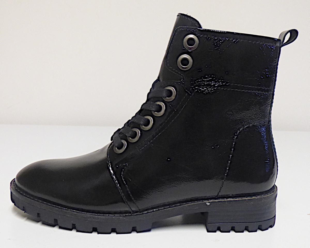 Stiefel, sog. Strassenschuhe für Frauen, Gr. 37, Foto siehe Anlage,
- mit Laufsohlen aus Kunststoff; ohne Hauptsohle aus Holz,
- mit Oberteil aus Leder,
- auf das Oberteil sind Verstärkungsteile aus Leder aufgesetzt,
- vorn mit Schnürsenkelverschluss, seitlich mit Reißverschluss,
- ohne Metallschutz in der Vorderkappe,
- den Knöchel, jedoch nicht die Wade bedeckend,
- mit einer Länge der Innensohle von ca. 24,5 cm,
- gefüttert,
- als Frauenschuhe erkennbar.

"Schuhe mit Laufsohlen aus Kunststoff und Oberteil aus Leder, andere als in den Unterpositionen
 6403 1200 bis 6403 9105 genannte, den Knöchel, jedoch nicht die Wade bedeckend, andere als
 in der Unterposition 6403 9111 genannte, für Frauen"