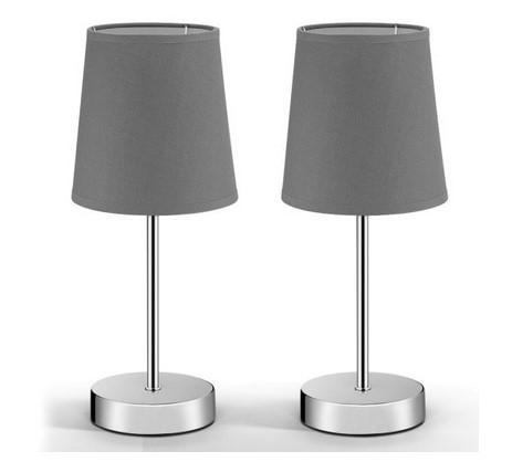 Bei der sog. Tischlampe Lumière  handelt es sich um eine 32 cm hohe, elektrische Tischleuchte aus einem mit textilem Flächenerzeugnis (Polyester), in verschiedenen Farben bespannten, konischen Leuchtenschirm (d: 10 – 13 cm, H: etwa 14 cm), aus einem metallischen Leuchtenfuß (d: 10 cm) und -körper sowie aus elektrischer Ausstattung (120 cm langes Kabel mit Schalter und Eurostecker und E14-Fassung). Sie dient der Verwendung im Innenbereich.

Eine Tischleuchte ist gemeinsam mit einer Anleitung einzeln oder als 2-er Set in einem Karton verpackt. 

Hinweise auf Handarbeit liegen nicht vor.

Das Erzeugnis ist als "elektrische Leuchte, anderweit weder genannt noch inbegriffen, nicht von der Unterposition (HS) 9405 11 erfasst, Tischleuchte, ausschließlich zur Verwendung mit Leuchtdioden-Lichtquellen bestimmt, aus Spinnstoff und Metall, nicht handgearbeitet" einzureihen.