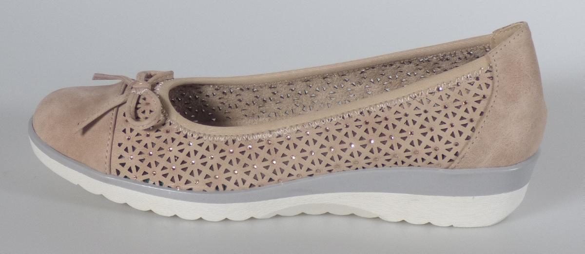 Ballerina (laut Antrag: "Halbschuhe", Größe: 37, Foto siehe Anlage)
- mit Laufsohlen aus (laut Antrag) Kunststoff,
- mit weit ausgeschnittenem Oberteil (nicht geschlossenes Blatt, mit Ausstanzungen, damit
  keine Ware der Unterposition 6204 9998) aus Kunststoff (Spinnstoff mit einer mit bloßem Auge
  wahrnehmbaren Außenschicht aus Kunststoff),
- auf das Oberteil ist ein Verstärkungsteil aus Spinnstoff aufgesetzt,
- mit Verzierungen,
- ohne Metallschutz in der Vorderkappe,
- nicht den Knöchel bedeckend,
- mit einer größten Höhe des Absatzes und der Sohle von ca. 3,2 cm.

"Schuhe, andere als in Position 6401 genannte, mit Laufsohlen und Oberteil aus Kunststoff, andere
 als in den Unterpositionen 6402 1210 bis 6402 9910 genannte, mit nicht geschlossenem Blatt, mit
 Absatz und Sohle mit einer größten Höhe von mehr als 3 cm"