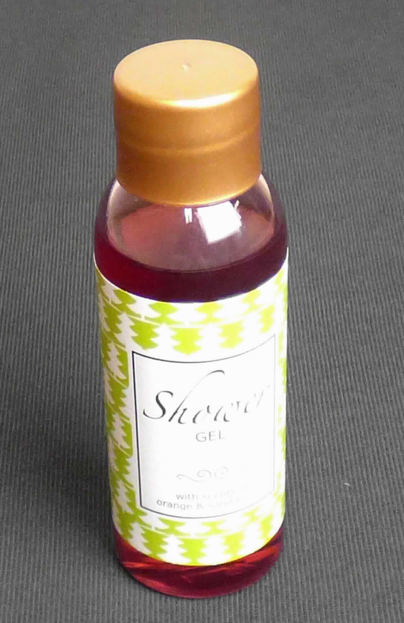 Angaben:
Weihnachten 50 ml Duschgel im Flacon Tahiti.

Warenbeschreibung:
Rote, viskose, mit Wasser schäumende Flüssigkeit, verpackt in einer 50ml-Kunststoffflasche.

Befund:
Organische, grenzflächenaktive Zubereitung zum Waschen der Haut, in Form einer Flüssigkeit oder Creme, in Aufmachung für den Einzelverkauf.