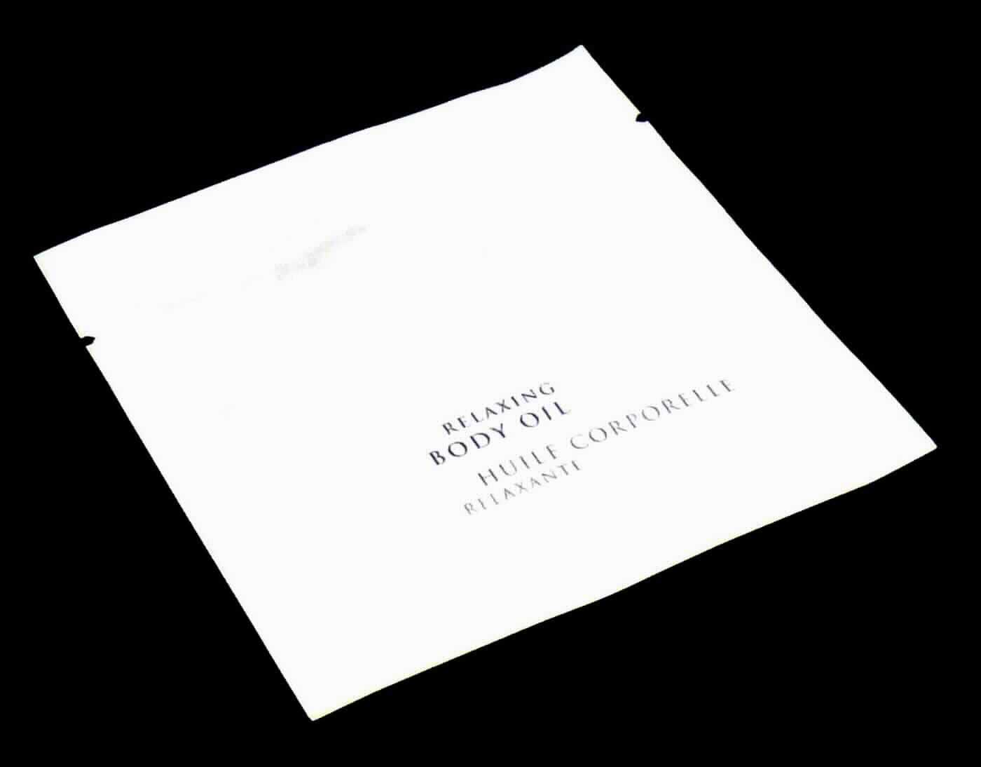 Zubereitung zur Hautpflege, Körperöl

Bei der vorgelegten Ware handelt es sich um ein wohlriechendes, blassgelbes Öl, abgefüllt zu 10 mL in weiße Folienbeutel der Größe 90 x 90 mm, wie sie beispielsweise in Hotels verwendet werden. Die Säckchen sind mit der Bezeichnung "Körperöl" in mehreren Sprachen sowie einer stilisierten Blume, den Inhaltsstoffen und Herstellerangaben versehen. Die Ware soll als Körperöl verwendet werden. 

Die Ware ist als andere Zubereitung zur Hautpflege in die Unterposition 3304 9900 der Kombinierten Nomenklatur einzureihen.