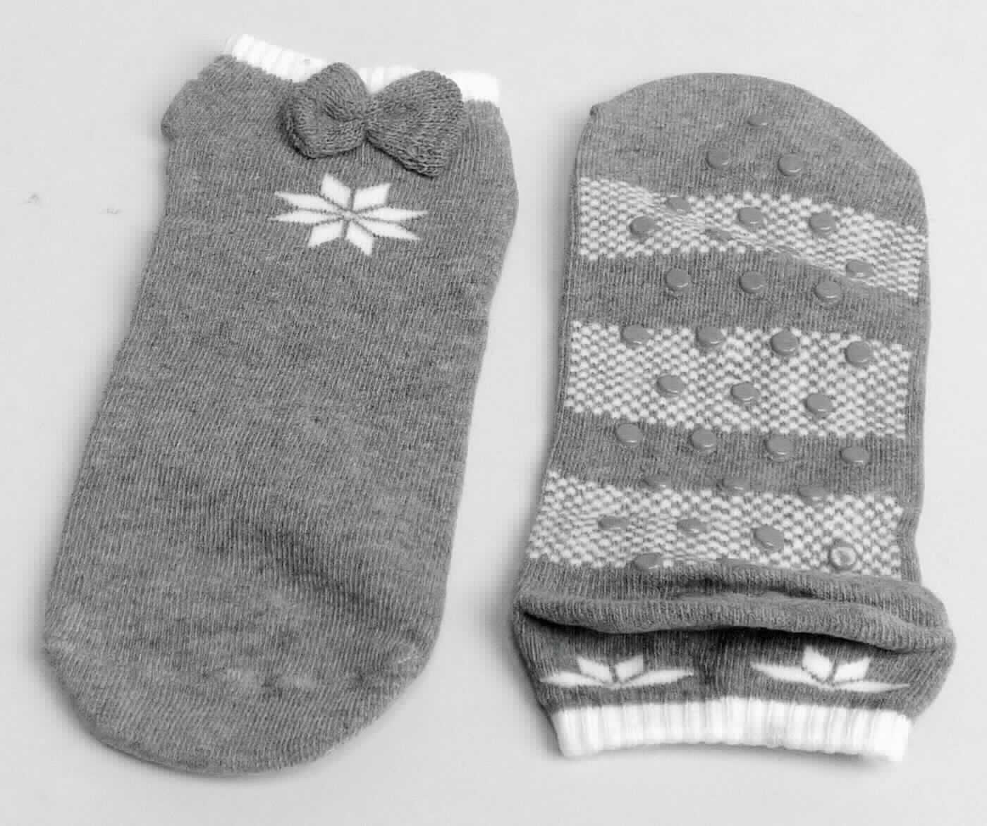 Socken, sog. Weihnachtssocken für Sie, in Erwachsenengröße, Foto siehe Anlage,
- paarweise in einem Polybeutel verpackt,
- aus ca. 1,2 mm dicken, buntgewirkten Gewirken aus laut Antrag 87 % Baumwolle, 10 % Spandex und 
  3 % Elasthan (beides synthetische Chemiefasern),
- schlauchförmig abgepasst gewirkt und an den Fußspitzen durch Zusammennähen konfektioniert; mit 
  ausgearbeiteter Ferse, 
- am oberen Rand umgeschlagen und mit einem ca. 1 cm breiten, elastischen Abschluss versehen,
- die Knöchel bedeckend, nicht über die Waden reichend,
- im Bereich der Öffnung auf der Vorderseite mit einer kleinen Zierschleife aus Gewirken versehen,
- zur Erhöhung der Rutschfestigkeit auf der Lauffläche mit Noppen aus augenscheinlich Kunststoff, die keine 
  angebrachte Laufsohle darstellen.

"Socken aus Gewirken, aus Baumwolle"