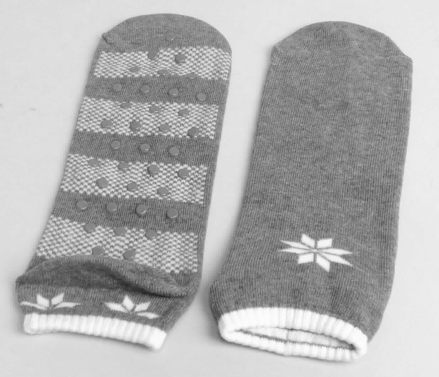 Socken, sog. Weihnachtssocken für Ihn, in Erwachsenengröße, Foto siehe Anlage,
- paarweise in einem Polybeutel verpackt,
- aus ca. 1,2 mm dicken, buntgewirkten Gewirken aus laut Antrag 87 % Baumwolle, 10 % Spandex und 
  3 % Elasthan (beides synthetische Chemiefasern),
- schlauchförmig abgepasst gewirkt und an den Fußspitzen durch Zusammennähen konfektioniert; mit 
  ausgearbeiteter Ferse, 
- am oberen Rand umgeschlagen und mit einem ca. 1 cm breiten, elastischen Abschluss versehen,
- die Knöchel bedeckend, nicht über die Waden reichend,
- zur Erhöhung der Rutschfestigkeit auf der Lauffläche mit Noppen aus augenscheinlich Kunststoff, die keine 
  angebrachte Laufsohle darstellen.

"Socken aus Gewirken, aus Baumwolle"