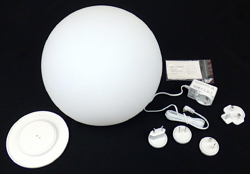 Bei der sog. portablen smarten LED-Leuchte handelt es sich um eine kugelförmige, im Durchmesser ca. 25 cm große Leuchte aus weißem, lichtdurchlässigem Kunststoff für den Innen- und Außenbereich. Auf der Unterseite ist sie abgeflacht, da diese Seite als Standfläche dient. Das Erzeugnis ist auch über Bluetooth steuerbar und kann in verschiedenen Farben leuchten. Dazu dient ein LED-Leuchtmittel (90 lm).

Mitgeliefert werden außerdem ein Netzteil und eine Ladestation, womit die Leuchte kabellos geladen werden kann. Zusätzlich verfügt sie über ein integriertes Batteriefach. Alle Bestandteile sind in einem Karton verpackt.

Das Erzeugnis ist als "elektrischer Beleuchtungskörper, anderweit weder genannt noch inbegriffen, nicht von den Unterpositionen (HS) 9405 11 bis 9405 41 erfasst, kein Scheinwerfer, aus Kunststoffen" einzureihen.