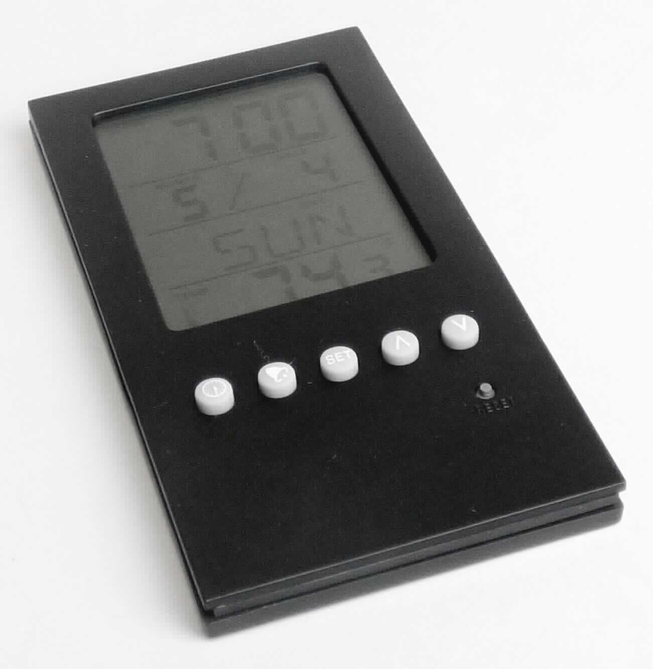 Bei der sog. "Uhr für Multi Desk Set" handelt es sich im Wesentlichen um eine zusammengesetzte Ware aus einem Thermometer und einem vom Umfang und Verwendungszweck her charakterbestimmenden, elektrisch betriebenen Wecker (Knopfzelle), in einem gemeinsamen, schwarzen, ca. 6 x 12 x 1 cm (Breite x Höhe x Dicke) großen Kunststoffgehäuse, mit digitaler Anzeige der Uhrzeit (Stunde und Minuten), des Datums und des Wochentages (Größe der Platine inklusive Display, die zu einem Ganzen verbunden sind: 5,7 bzw. 4,8 und 2,8 bzw. 6,5 cm