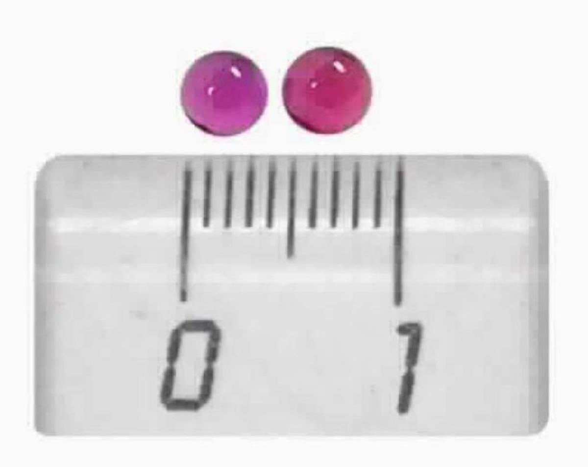Es handelt sich um kleine runde Kugeln (Durchmesser: etwa 2 - 3 mm) aus synthetisch
hergestelltem Rubin. Die augenscheinlich geschliffenen und polierten Erzeugnisse
werden in Messeinsätze von Messuhren (beide nicht Gegenstand dieser vZTA) eingebaut
und berühren dort den sog. Prüfling, für welchen die Messergebnisse geliefert werden
sollen.
-Antragstellerangaben-
Eine Einreihung als Teil oder Zubehör, hauptsächlich zur Verwendung in Messuhren
geeignet, scheidet mangels Erkennbarkeit aus.
Abbildung siehe Anlage.

Derartige Erzeugnisse gehören als "andere synthetische Edel- oder Schmucksteine,
bearbeitet, jedoch weder aufgereiht noch montiert oder gefasst" zum TARIC-Code 7104
9090 00.