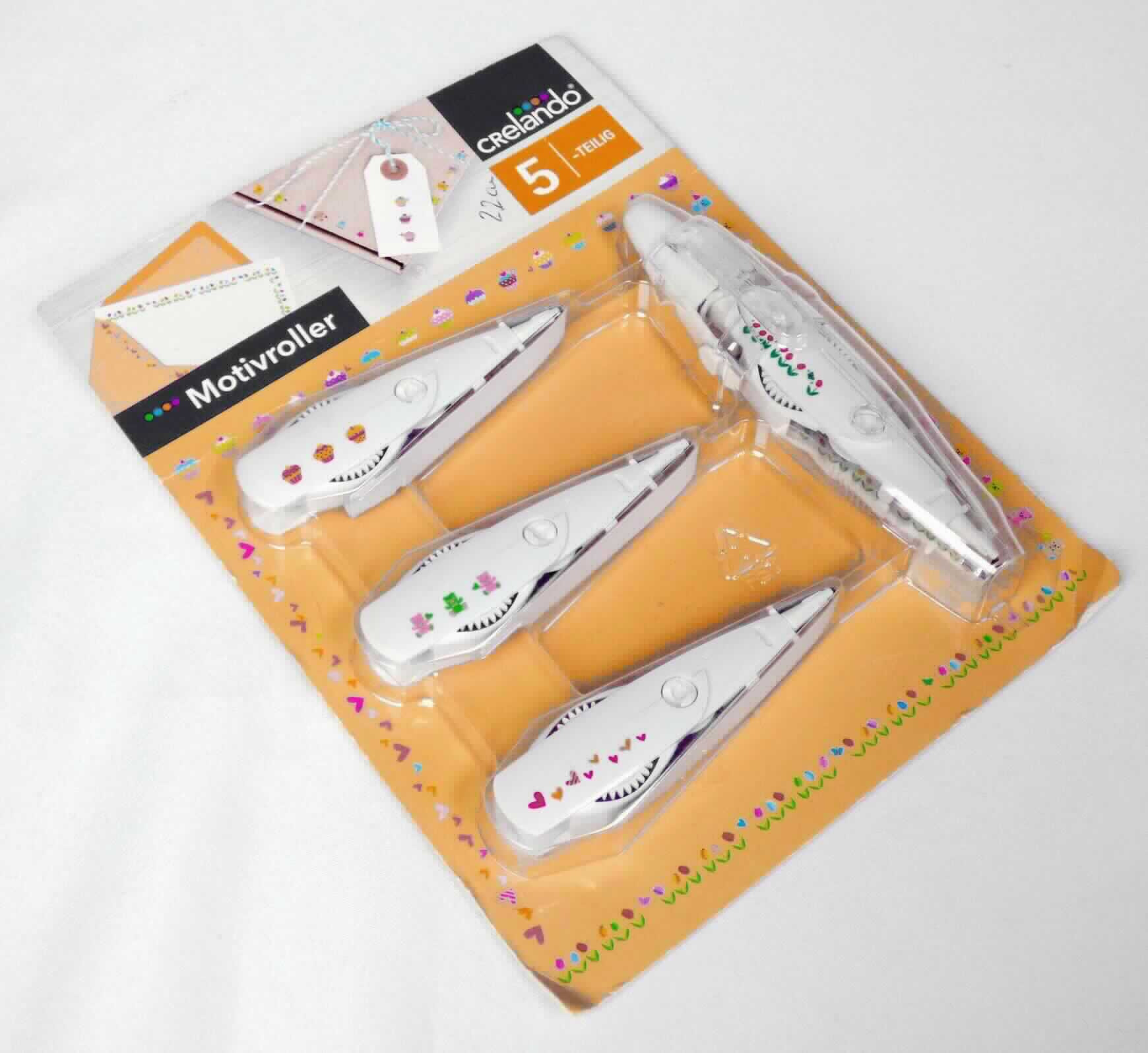 Angaben des Antragstellers:
Motivroller aus Plastik in Keilform, 1 mal in großer Ausführung (ca. 11 cm Länge), 3 mal in kleiner Ausführung (ca. 8 cm Länge), in einer Blister-Verpackung

Feststellungen an einem Warenmuster:
Es wurde ein Motivroller vorgelegt, bestehend aus einem farblosen Trägerband, auf dem sich ein transparenter, mit Blumen bedruckter, einseitig selbstklebender Kunststofffilm befindet. Der Film ist auf eine Spule aufgerollt und befindet sich mit einer zweiten, leeren Spule in einem weißen Kunststoffgehäuse. Das Kunststoffgehäuse mit dem Motivfilm befindet sich wiederum in einem transparenten Kunststoffspender. Beim Abrollvorgang wird der Kunststofffilm auf die Unterlage übertragen und das Trägerband auf die leere Spule aufgerollt. Der Motivroller ist zusammen mit drei weiteren Bändern mit unterschiedlichen Motiven (Cupcakes, Herzen, Teddybären) zum Nachfüllen des Spenders in einer Blisterpackung verpackt und für den Einzelverkauf aufgemacht.

Befund:
Der Charakter der vorliegenden Ware wird durch die selbstklebenden Bänder bestimmt. Danach liegen selbstklebende Kunststoffbänder auf Rolle im Sinne der Position 3919 vor.