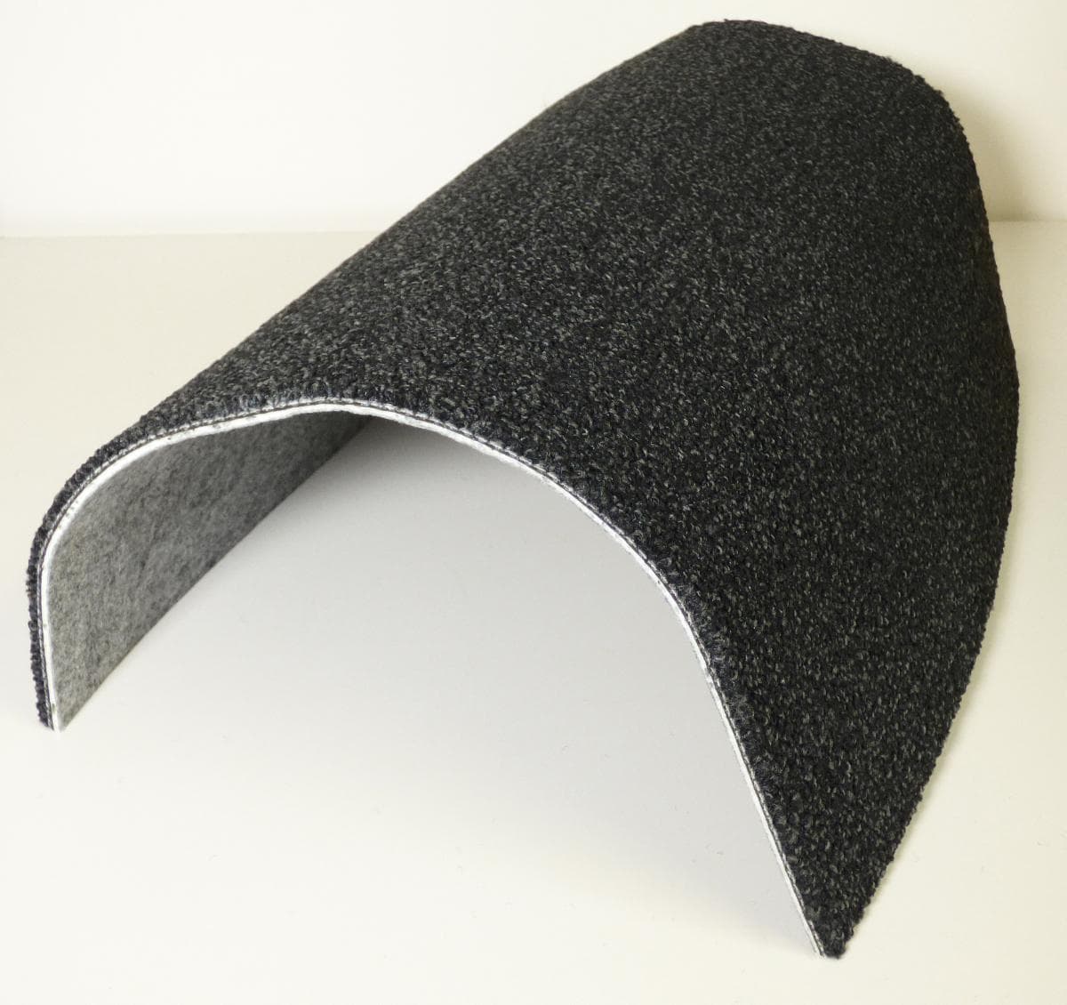 Fußbodenbelag, Foto siehe Anlage,
- als quadratische Fliese in den Abmessungen von ca. 50 cm x 50 cm (= 0,25 m²),
- laut Untersuchungsergebnis:
-- mit einem Grund aus einem Vliesstoff aus synthetischen Chemiefasern und einem Flor aus melierten
   Garnen aus Polyamid (synthetische Filamente),
-- getuftet,
-- nicht bedruckt,
-- mit einer mehrlagigen Rückenbeschichtung versehen,
- die Ware weist aufgrund ihrer Dicke, Steifheit und Widerstandsfähigkeit die charakteristischen Merkmale
  eines Fußbodenbelags auf.

"Fußbodenbelag, aus Spinnstoffen, getuftet, aus Polyamid, nicht bedruckt, Fliesen mit einer Oberfläche
 von weniger als 1 m²"