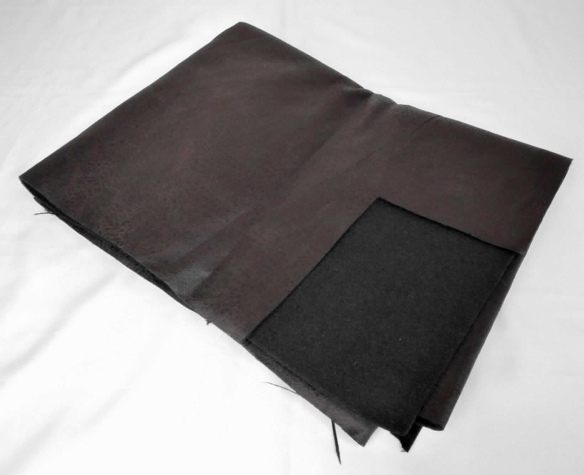 Textillaminat, sog. Möbelbezugsstoff, Foto siehe Anlage,
- als Meterware; mit einer Breite von ca. 140 cm,
- laut Untersuchungsergebnis:
-- aus zwei mit ihrer ganzen Fläche aufeinander liegenden und so miteinander durch Kleben verbundenen Lagen:
--- mit einer Oberlage (Schauseite):
---- aus einem gerauten und bedruckten Gewebe in Atlasbindung aus ungezwirnten, nicht hochfesten Garnen, 
----- mit Kettgarnen aus synthetischen Filamenten (laut Antrag Polyester),
----- mit Schussgarnen aus synthetischen Filamenten (laut Antrag Polyester) und synthetischen Mikro-Spinnfasern 
       (laut Antrag Polyester),
---- mit einem Gesamtanteil an:
----- synthetischen Filamenten von ca. 60 GHT,
----- synthetischen Spinnfasern von ca. 40 GHT,
--- mit einer Unterlage:
---- aus einem einfarbigen, gerauten Kuliergewirke aus synthetischen Chemiefasern,
- im Hinblick auf die Verwendung als Möbelbezugsstoff bestimmt das die Schauseite bildende Gewebe den 
  Charakter der Ware.

"Gewebe aus Garnen aus synthetischen Filamenten, anderes als in den Unterpositionen 5407 10 bis 5407 84
 genannte, bedruckt"